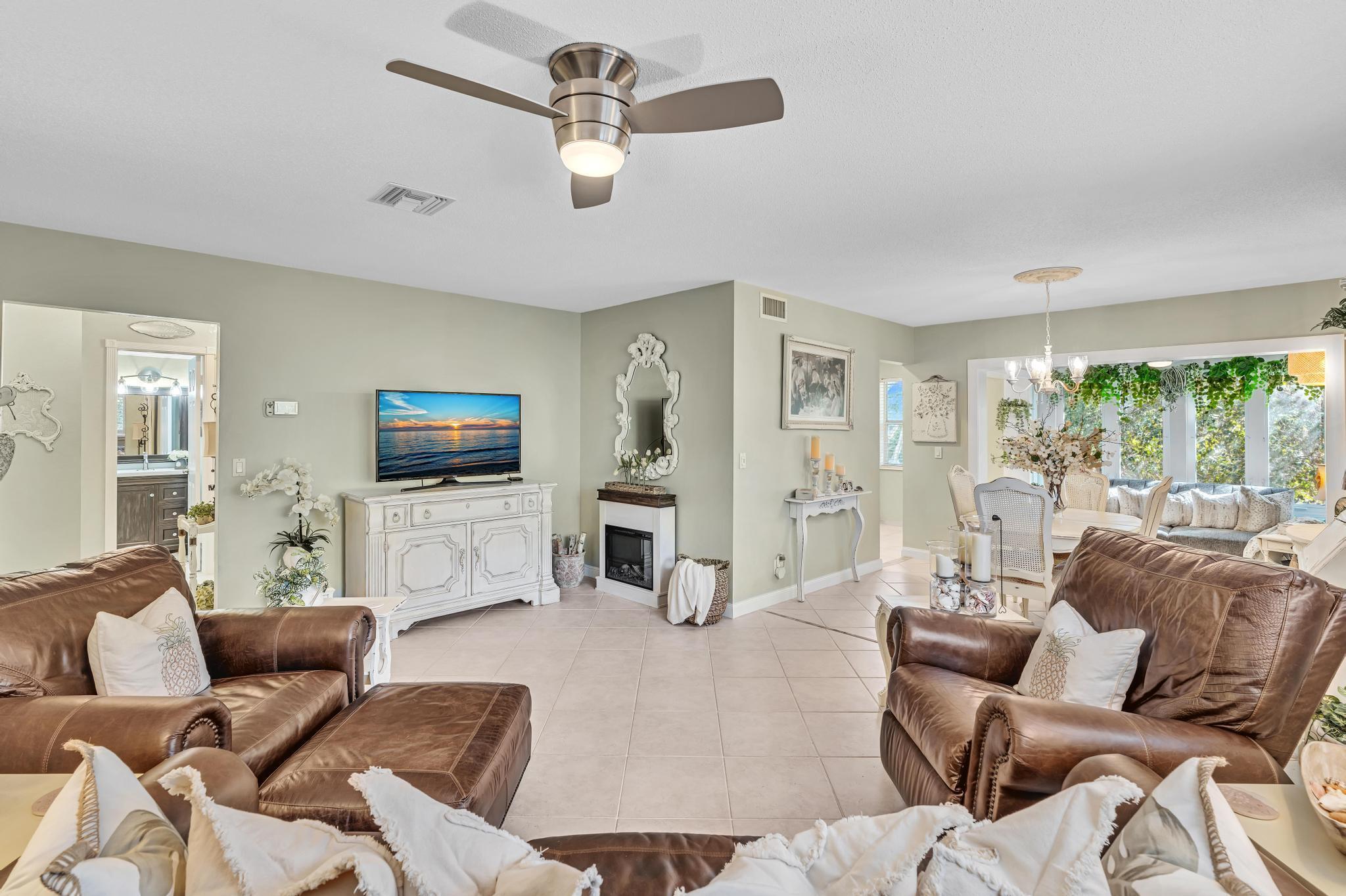 33 Colonial Clb Dr #204