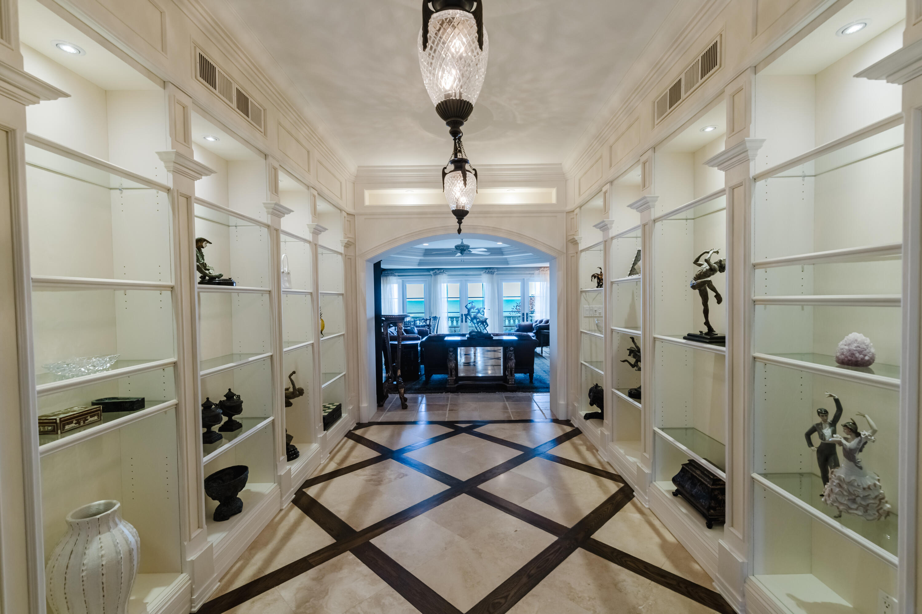 19 N Beach Jupiter Island, FL 33455