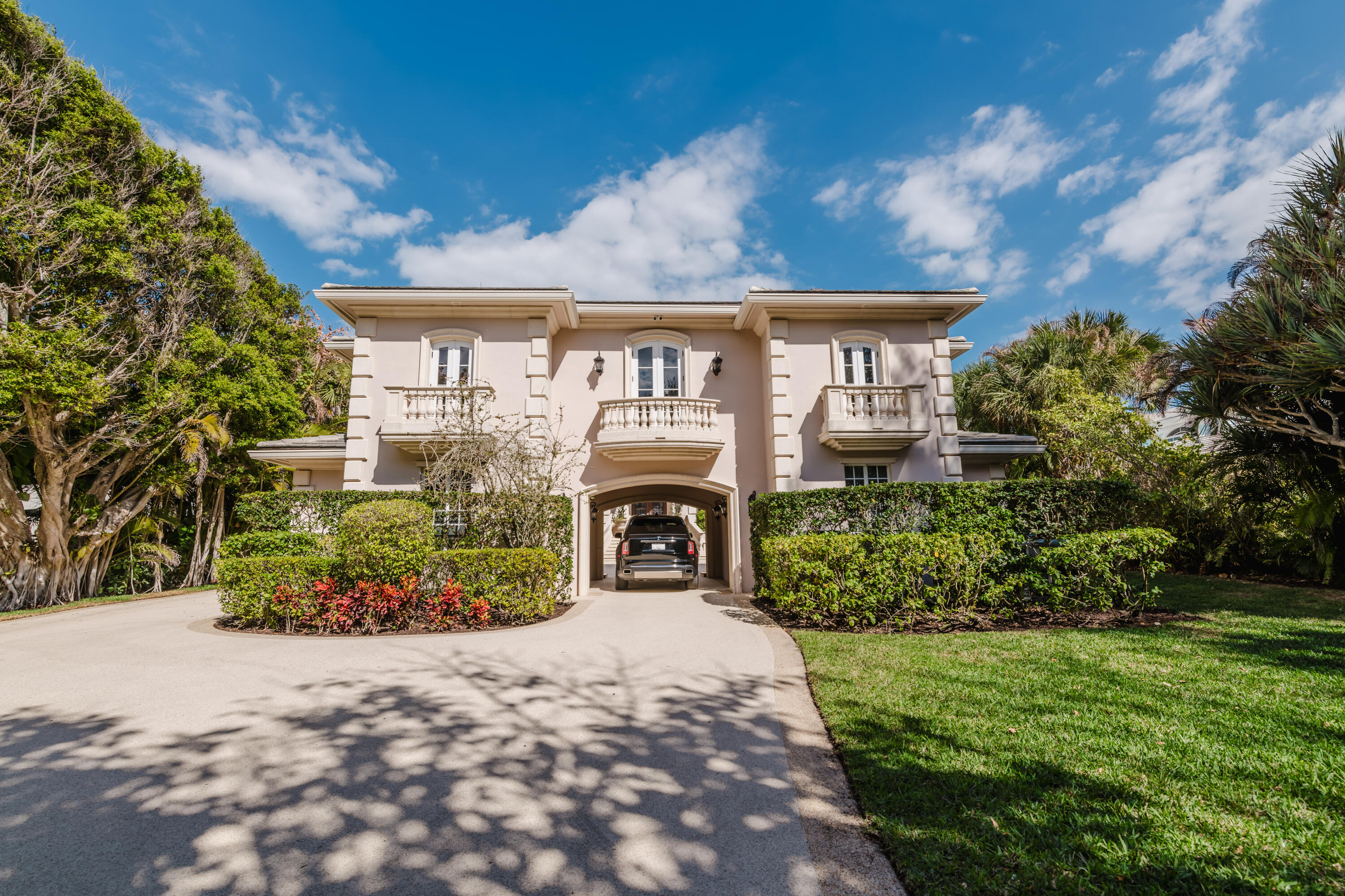 19 N Beach Jupiter Island, FL 33455