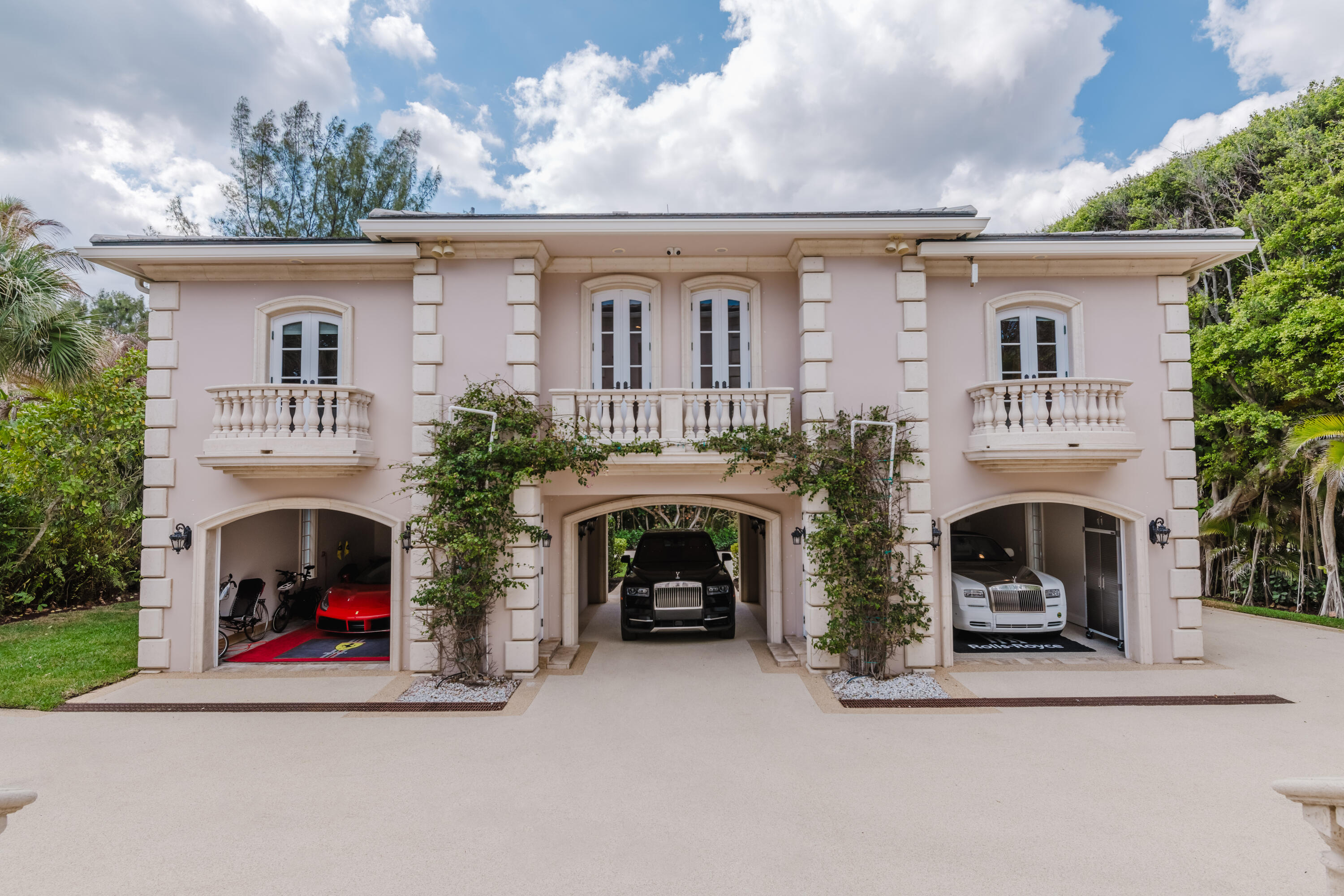 19 N Beach Jupiter Island, FL 33455