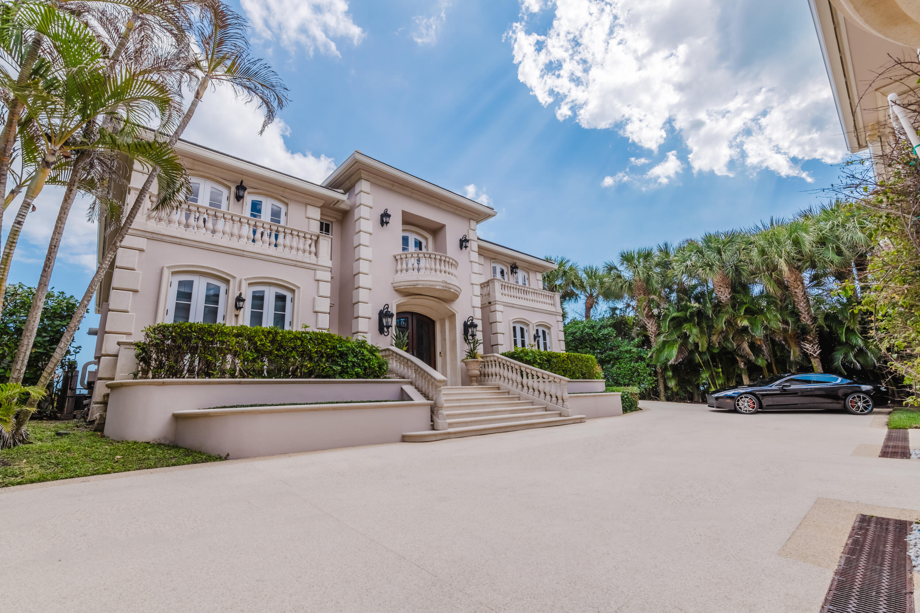 19 N Beach Jupiter Island, FL 33455