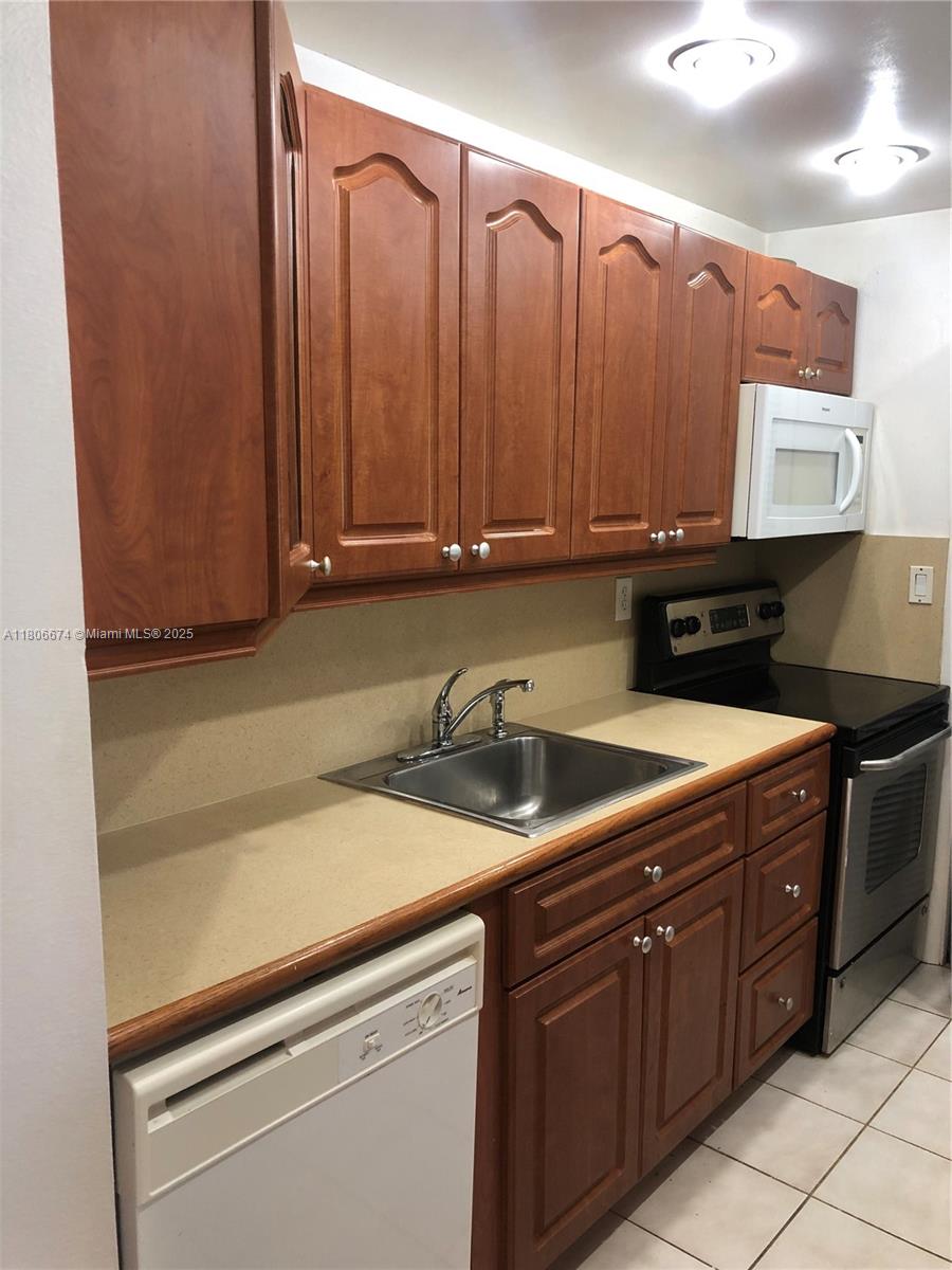 210 Lakeview Dr #207 Weston, FL 33326