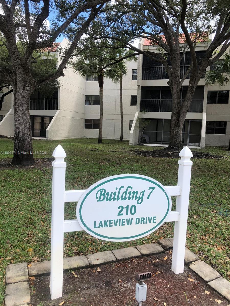 210 Lakeview Dr #207 Weston, FL 33326