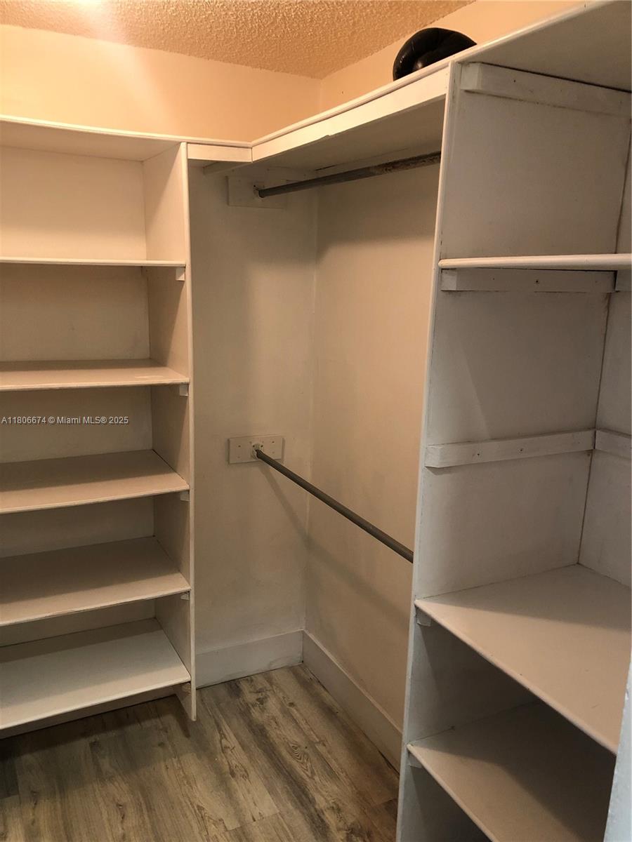 210 Lakeview Dr #207 Weston, FL 33326