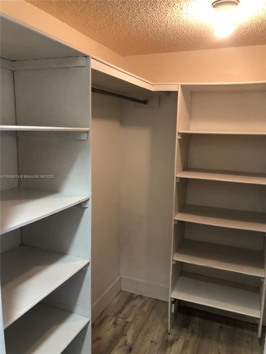 210 Lakeview Dr #207 Weston, FL 33326