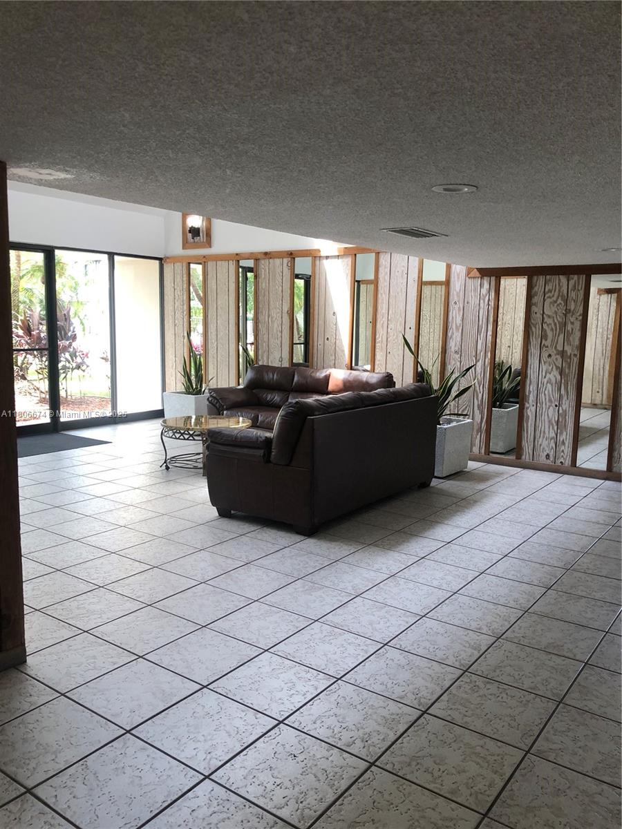 210 Lakeview Dr #207 Weston, FL 33326