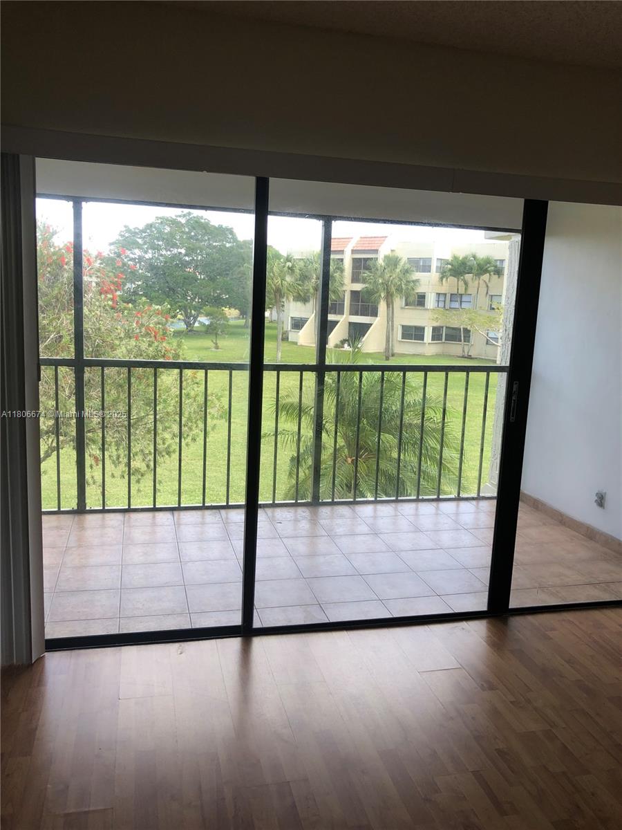 210 Lakeview Dr #207 Weston, FL 33326