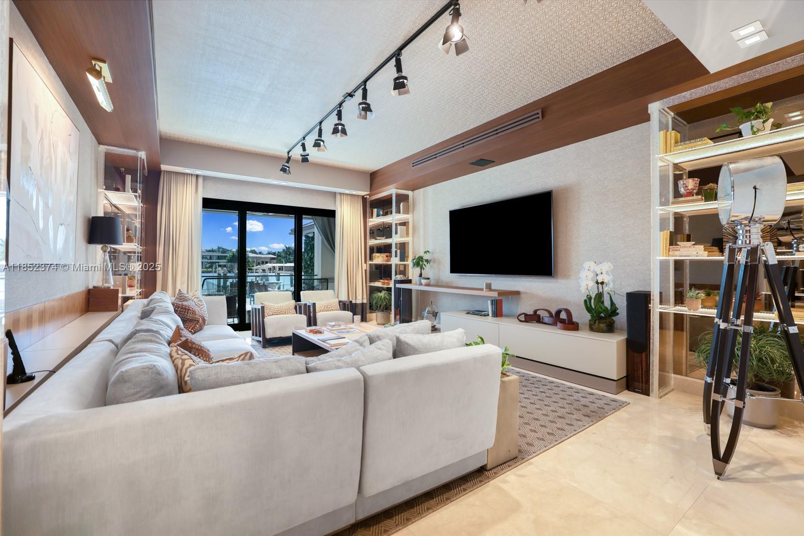 176 S Hibiscus Dr Miami Beach, FL 33139