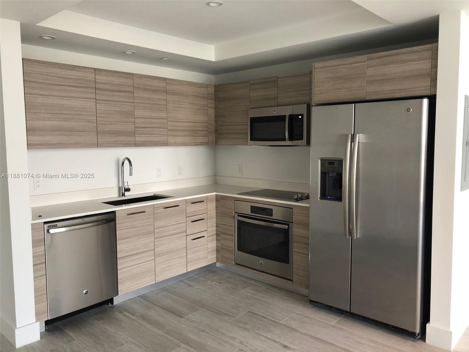 121 NE 34th St #812