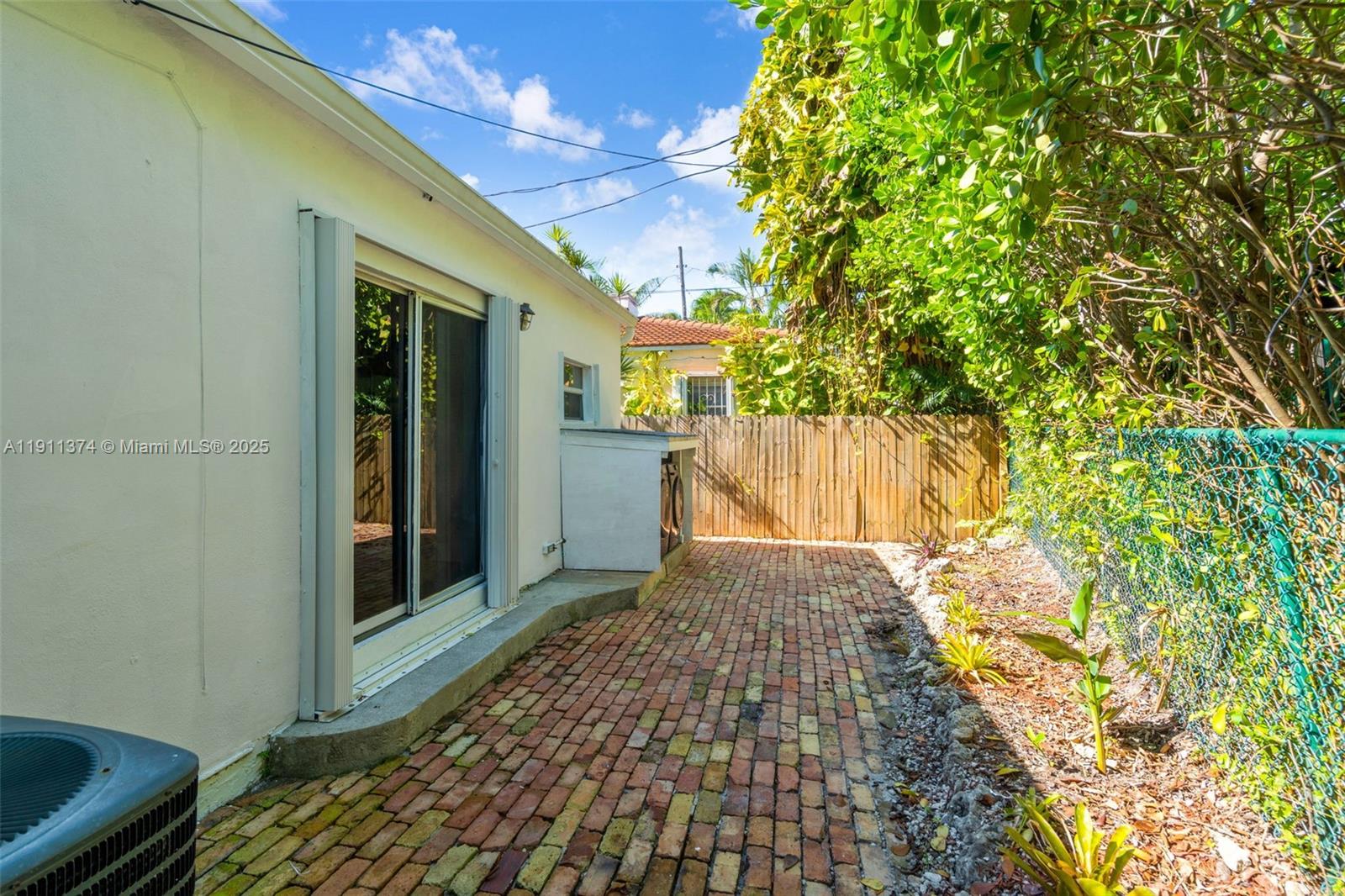 10 Century Ln Miami Beach, FL 33139