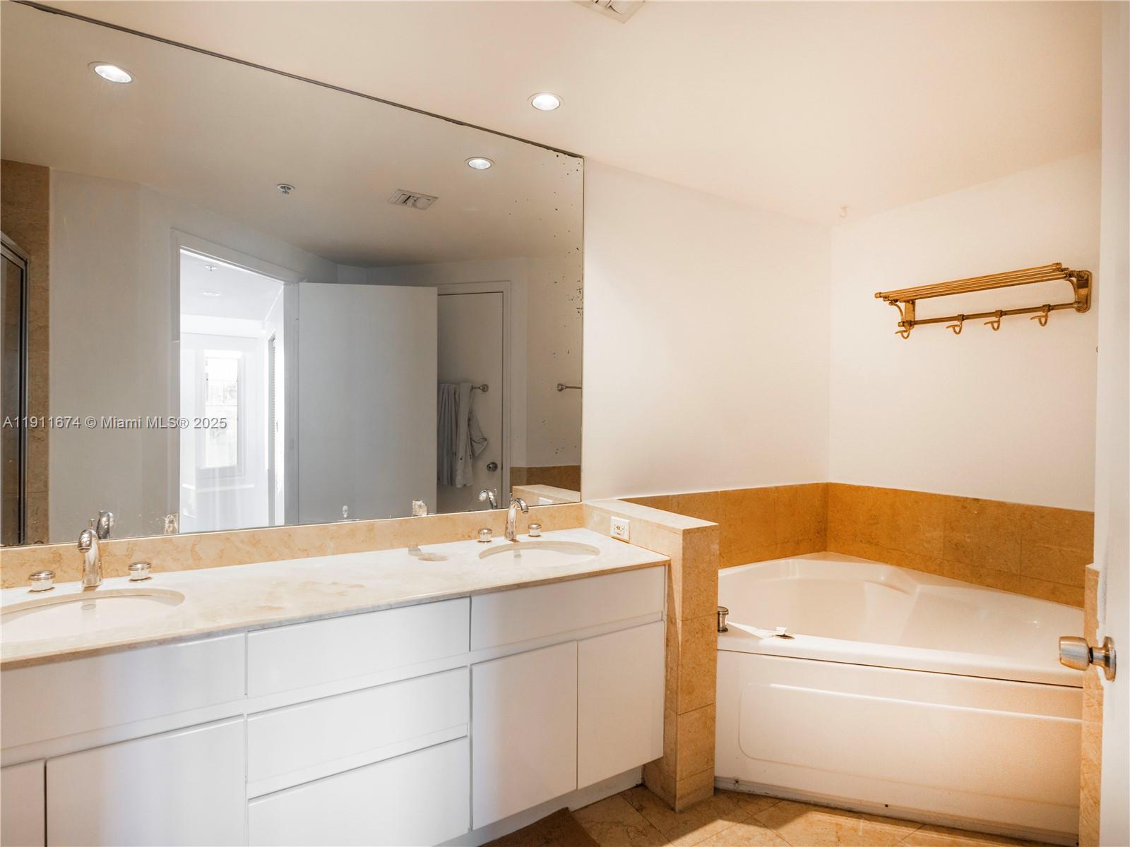 848 Brickell Key Dr #3904 Miami, FL 33131