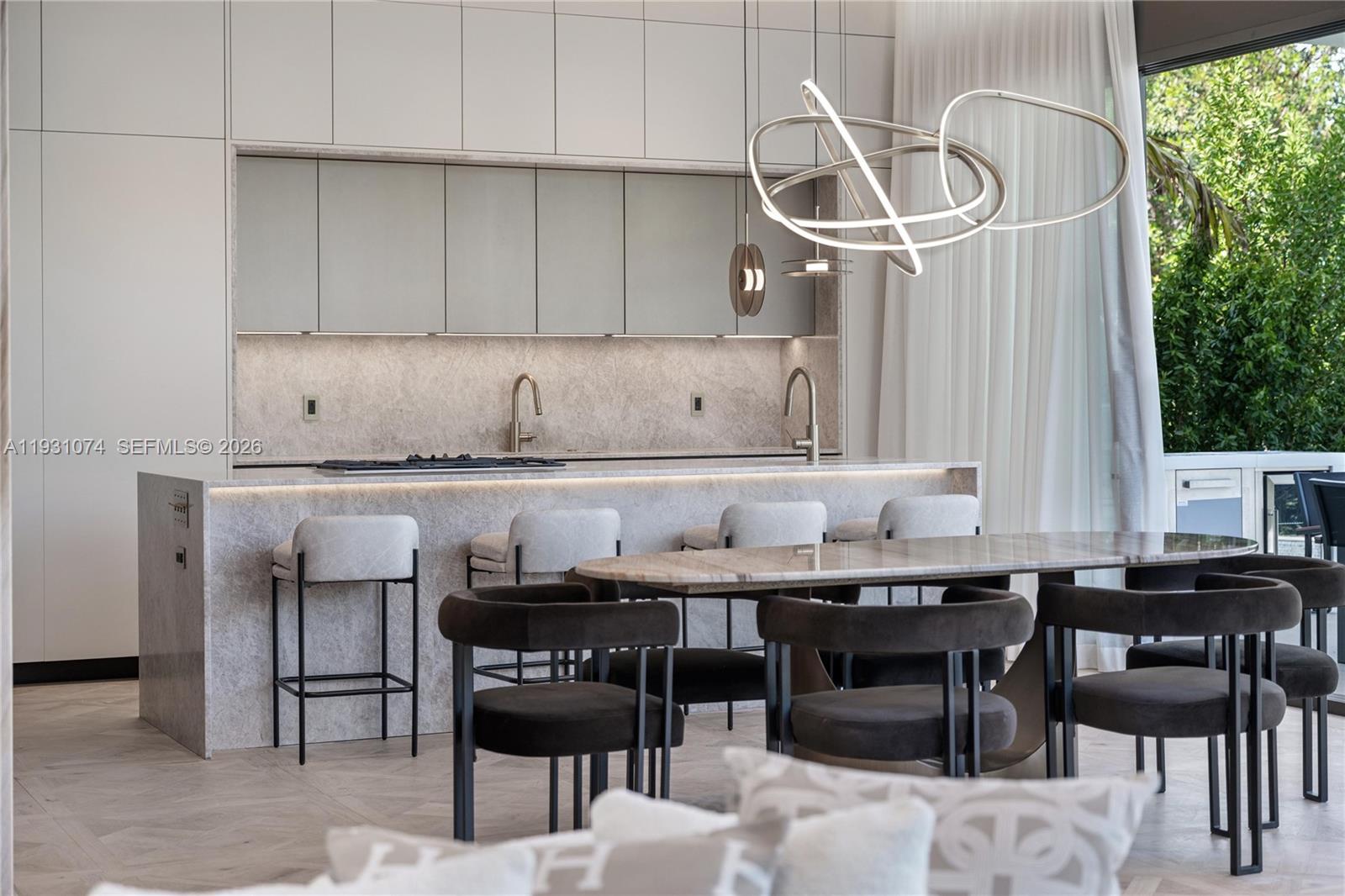 1045 W 47th Ct Miami Beach, FL 33140