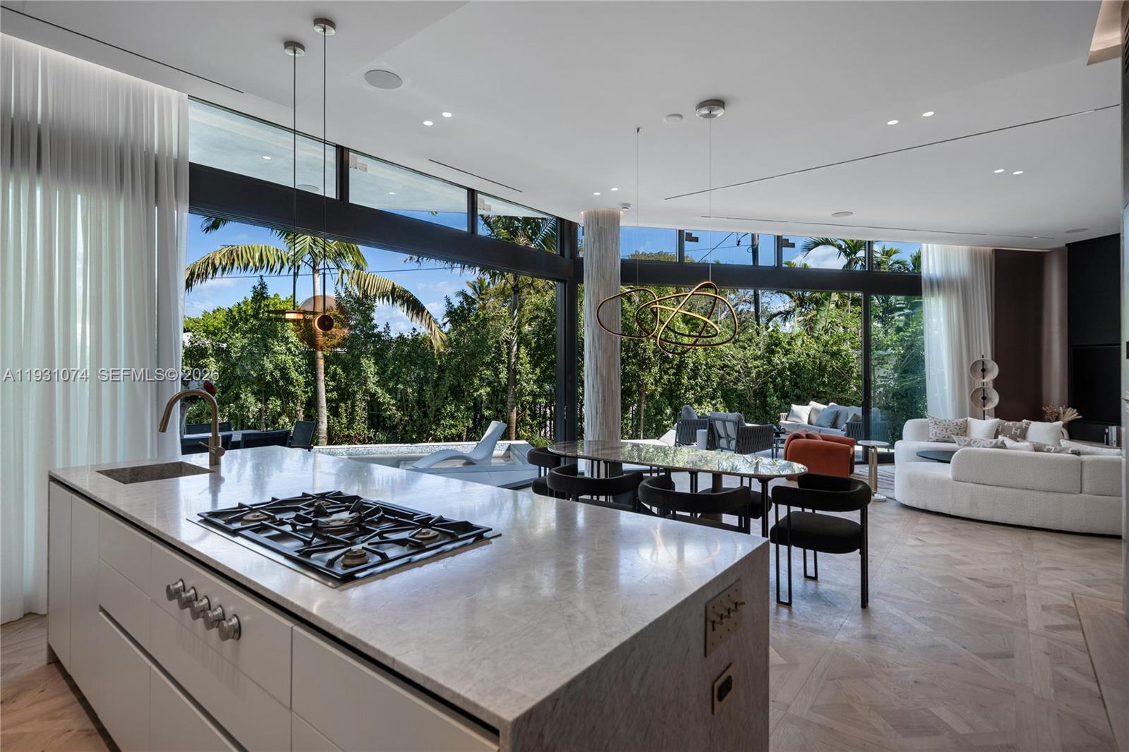 1045 W 47th Ct Miami Beach, FL 33140