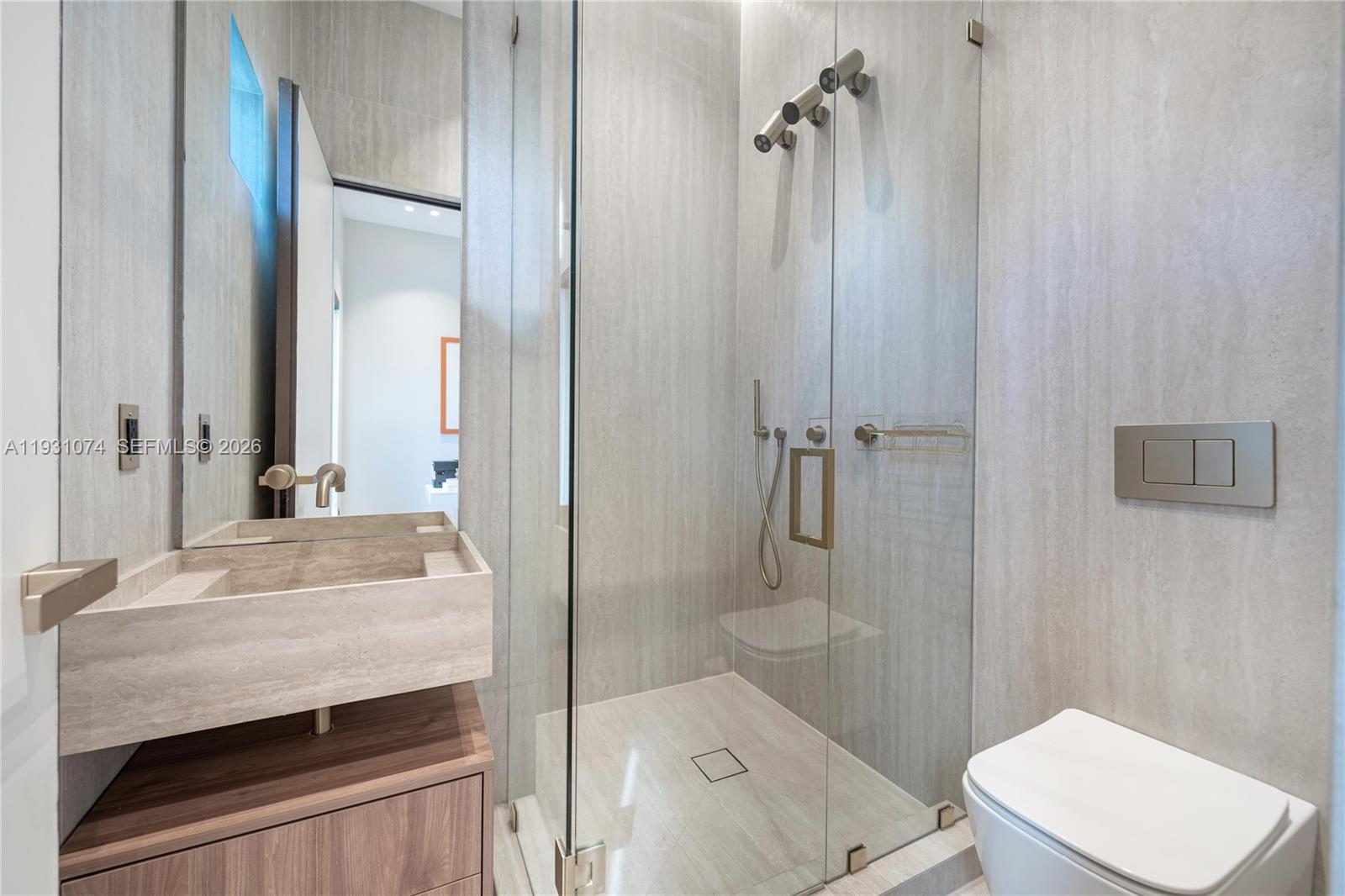 1045 W 47th Ct Miami Beach, FL 33140