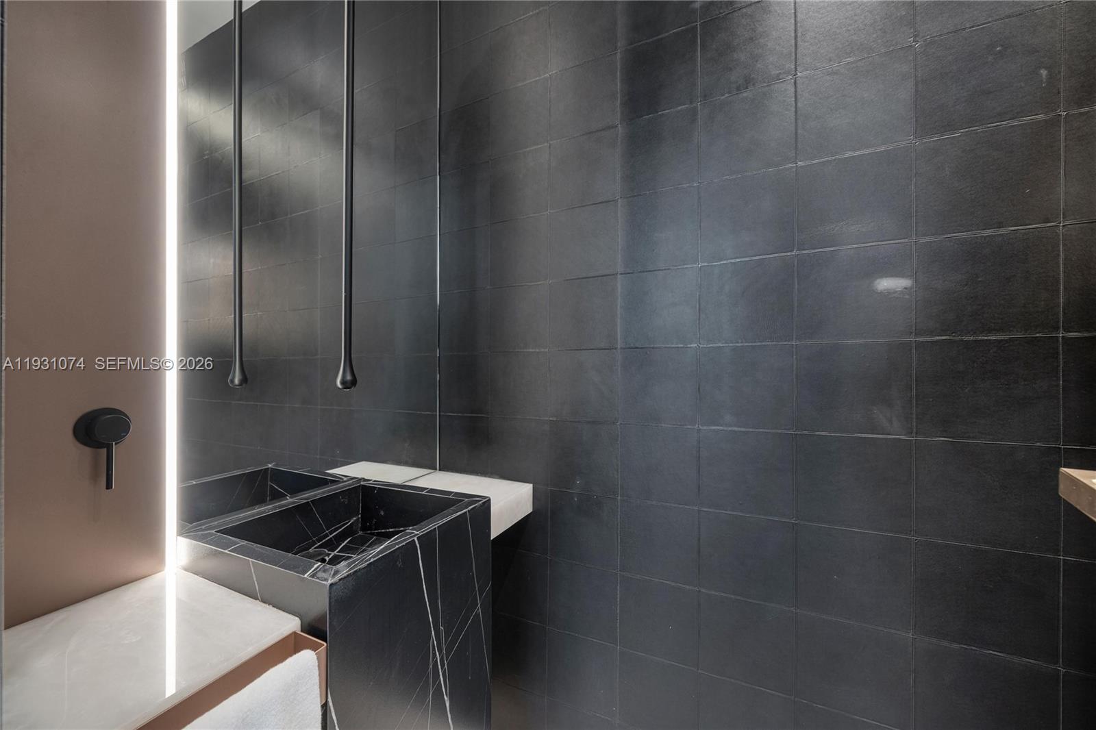 1045 W 47th Ct Miami Beach, FL 33140