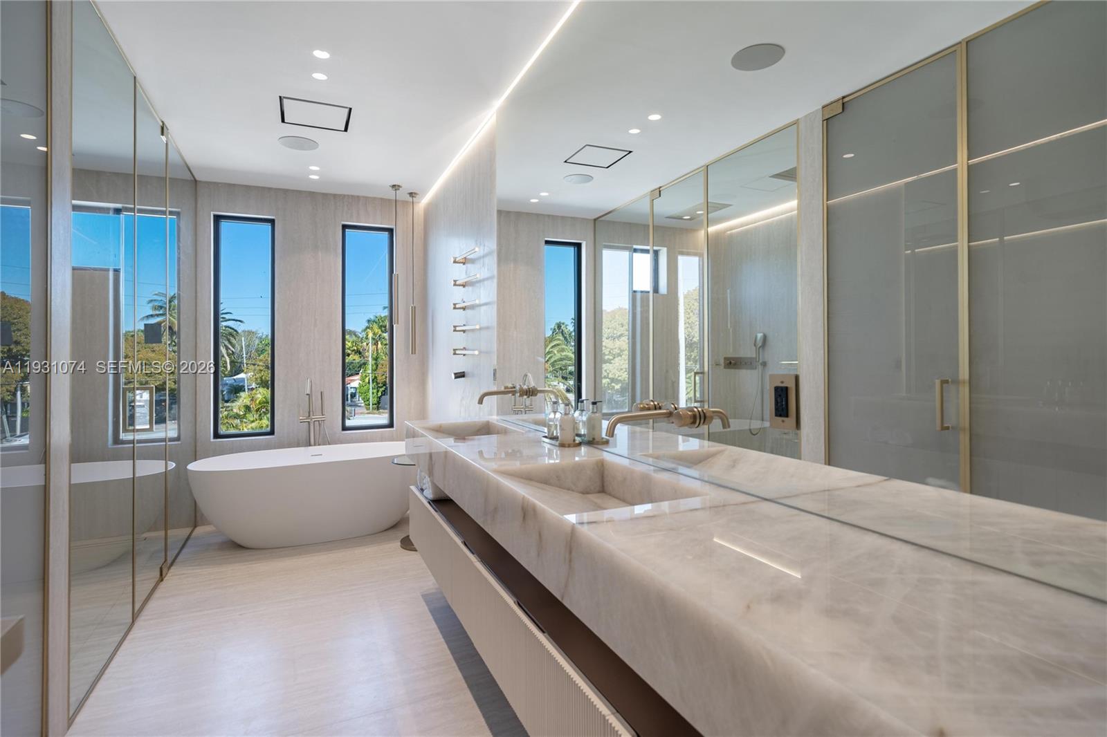 1045 W 47th Ct Miami Beach, FL 33140