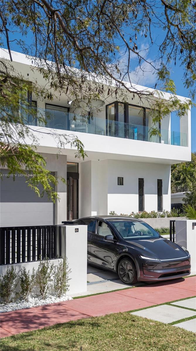 1045 W 47th Ct Miami Beach, FL 33140