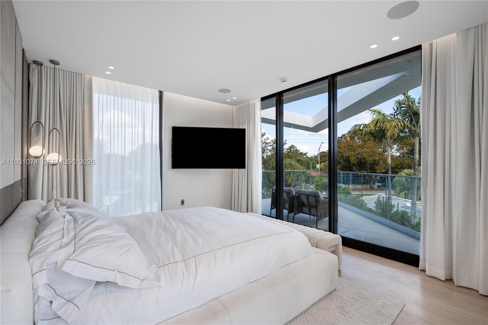 1045 W 47th Ct Miami Beach, FL 33140