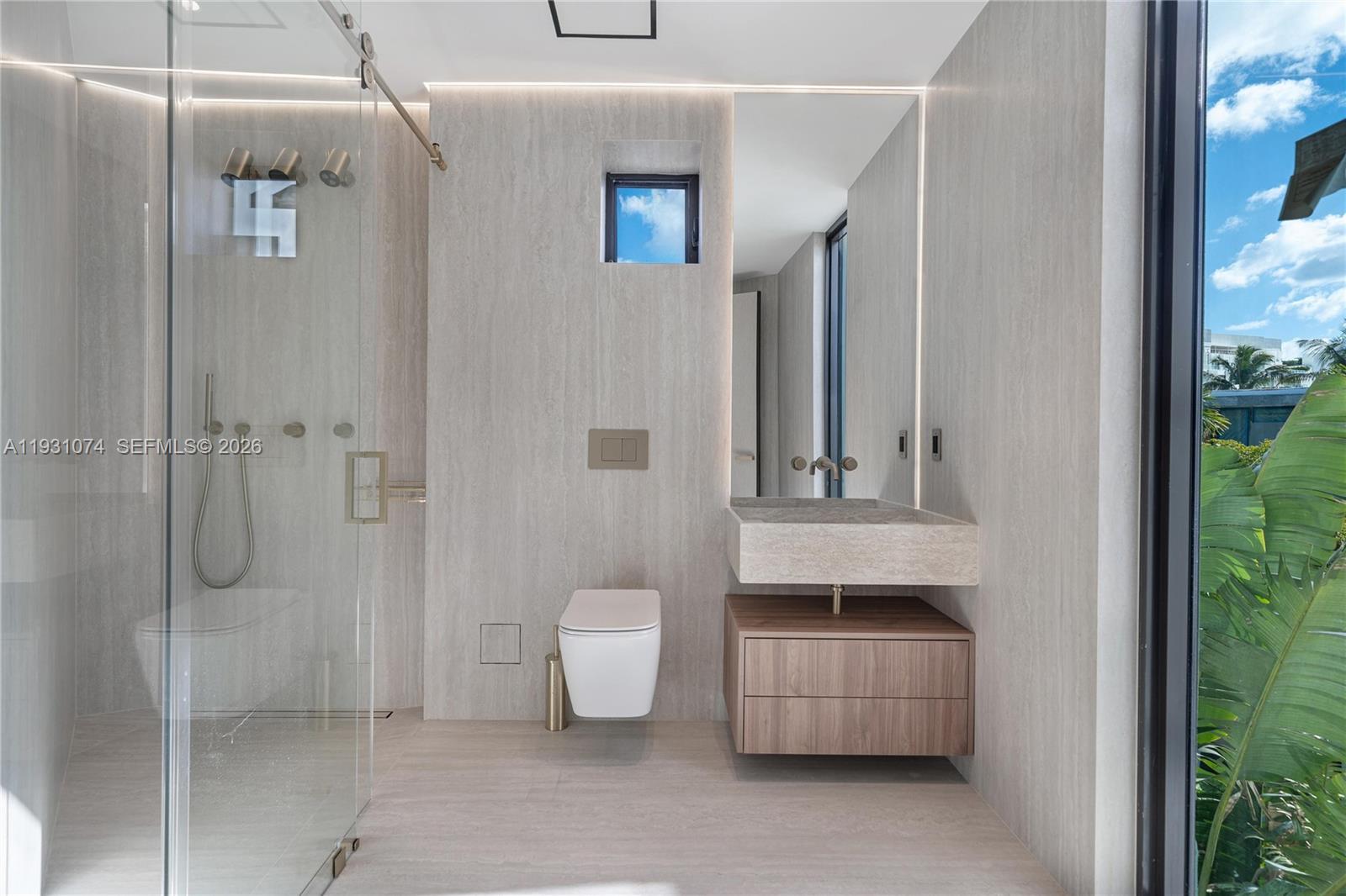 1045 W 47th Ct Miami Beach, FL 33140