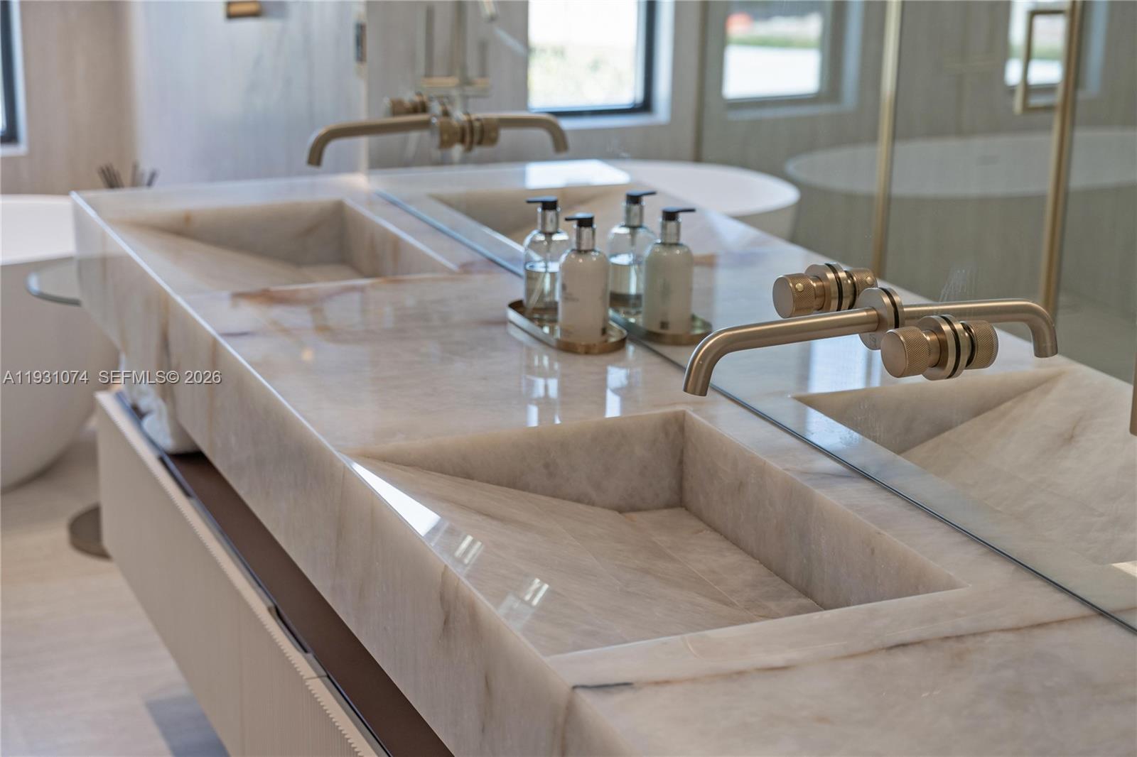 1045 W 47th Ct Miami Beach, FL 33140