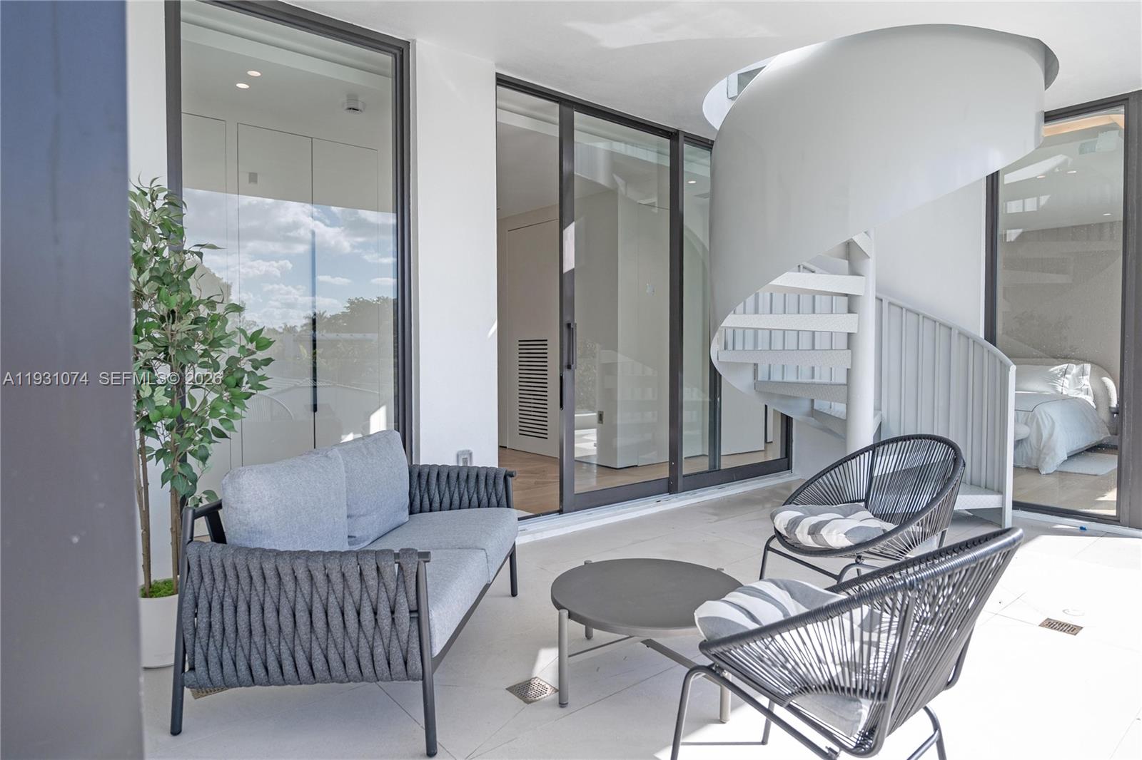 1045 W 47th Ct Miami Beach, FL 33140