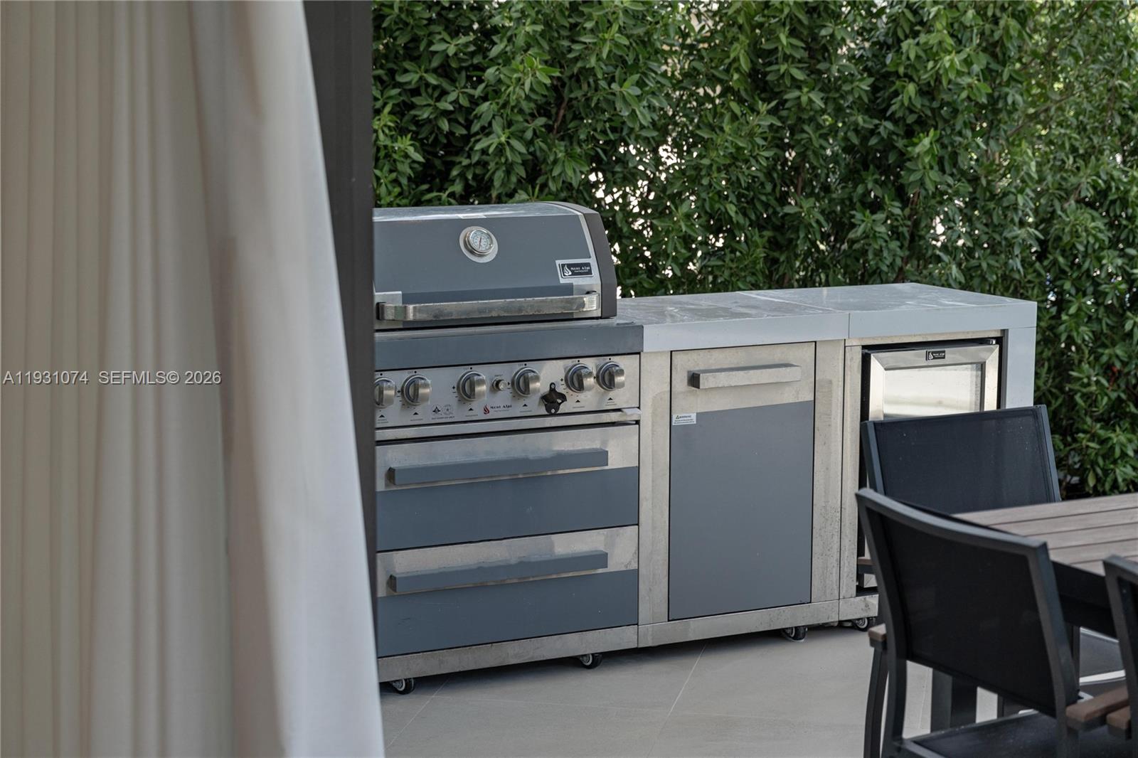 1045 W 47th Ct Miami Beach, FL 33140