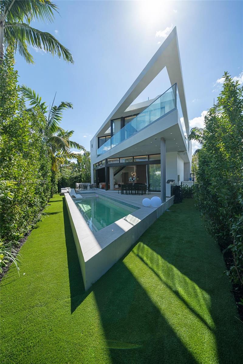 1045 W 47th Ct Miami Beach, FL 33140