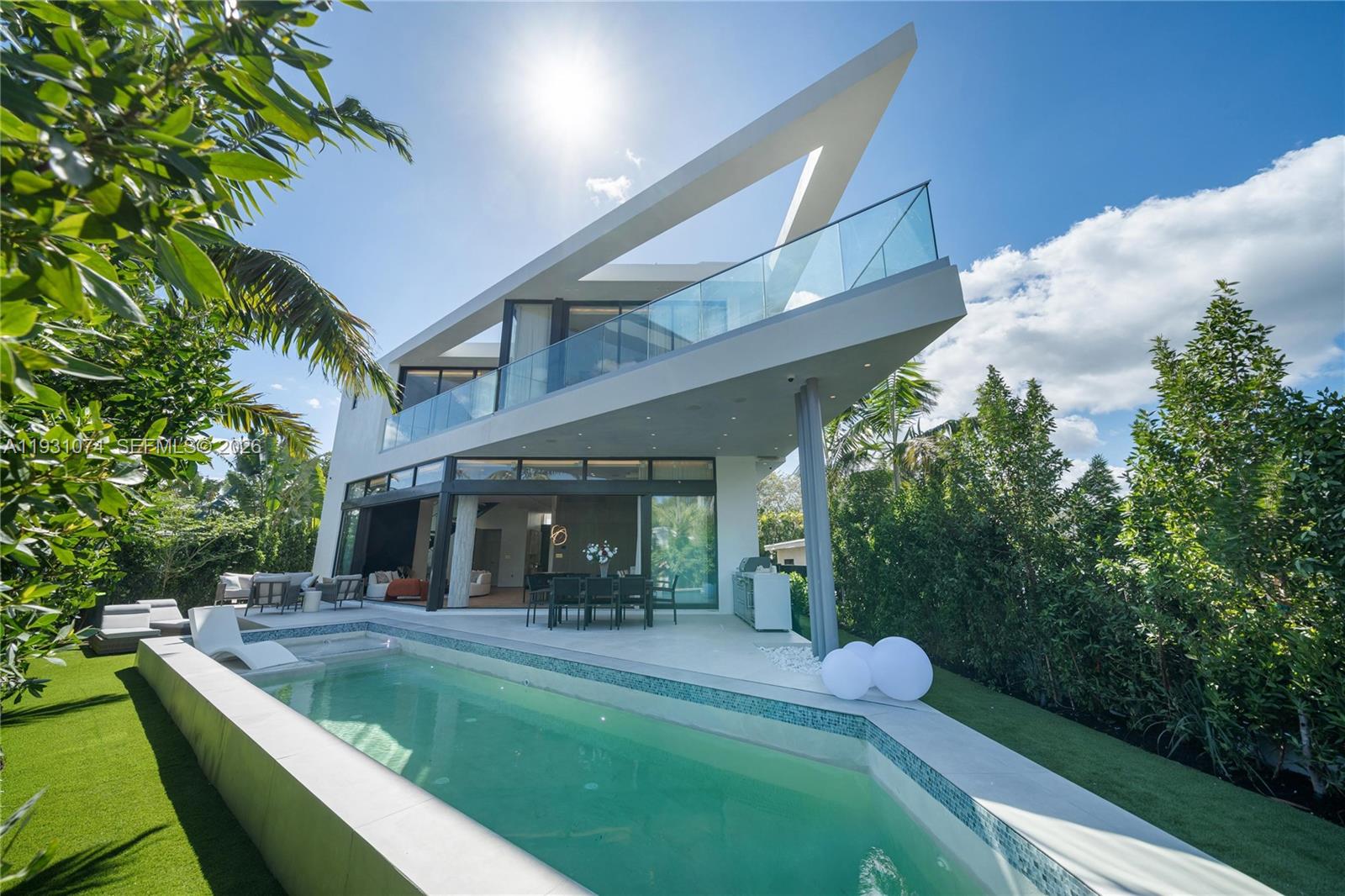 1045 W 47th Ct Miami Beach, FL 33140