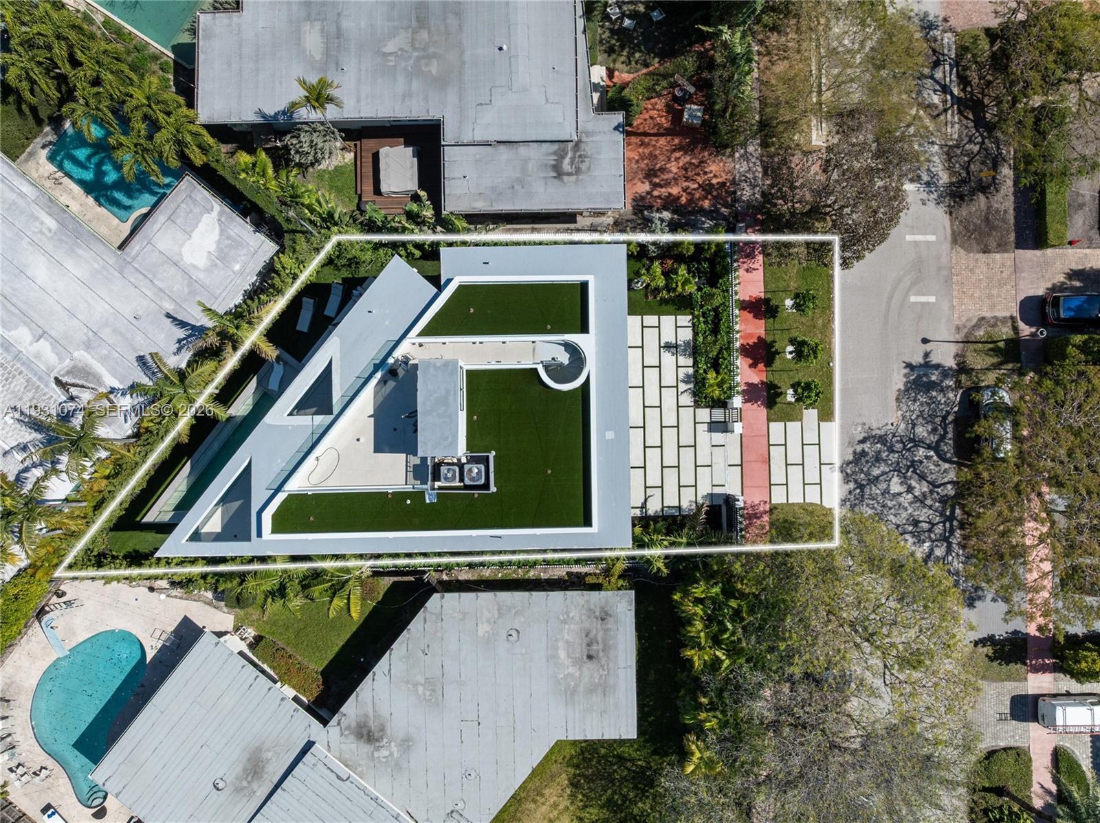 1045 W 47th Ct Miami Beach, FL 33140