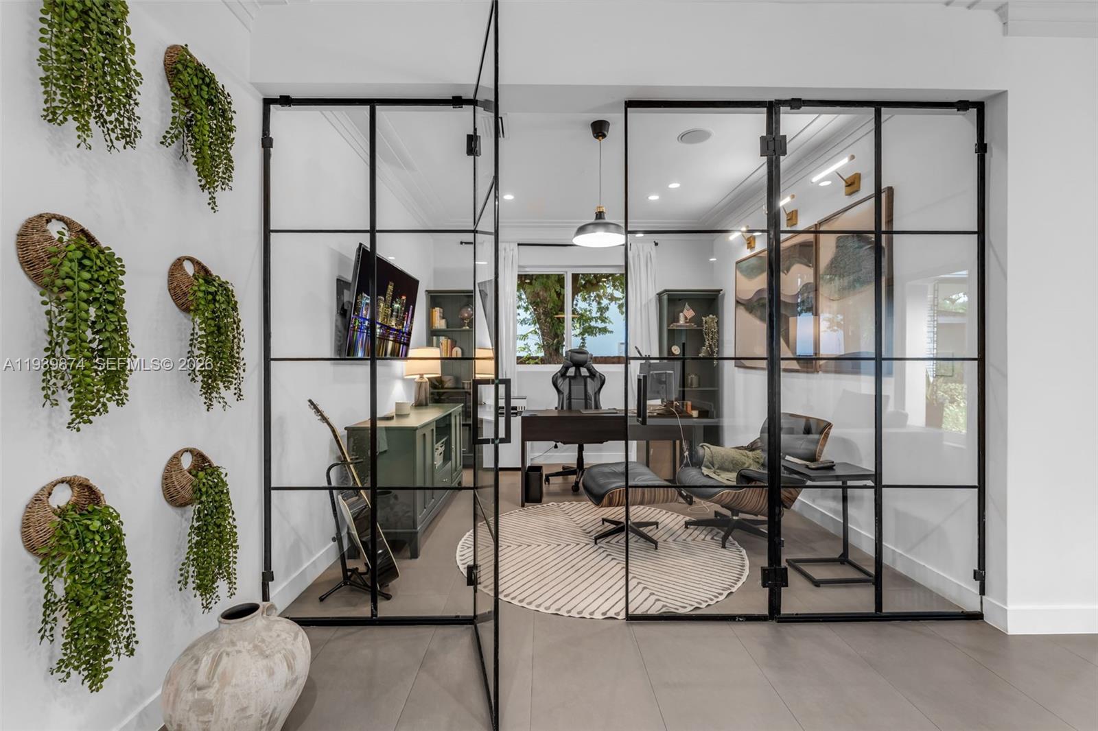 54 Bay Ht Dr Miami, FL 33133