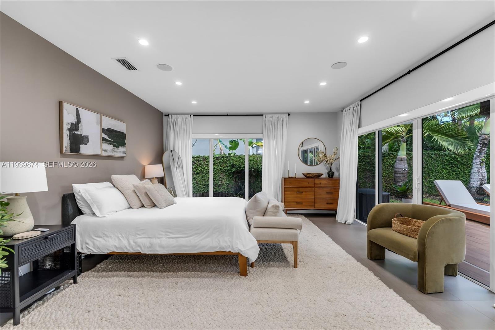 54 Bay Ht Dr Miami, FL 33133