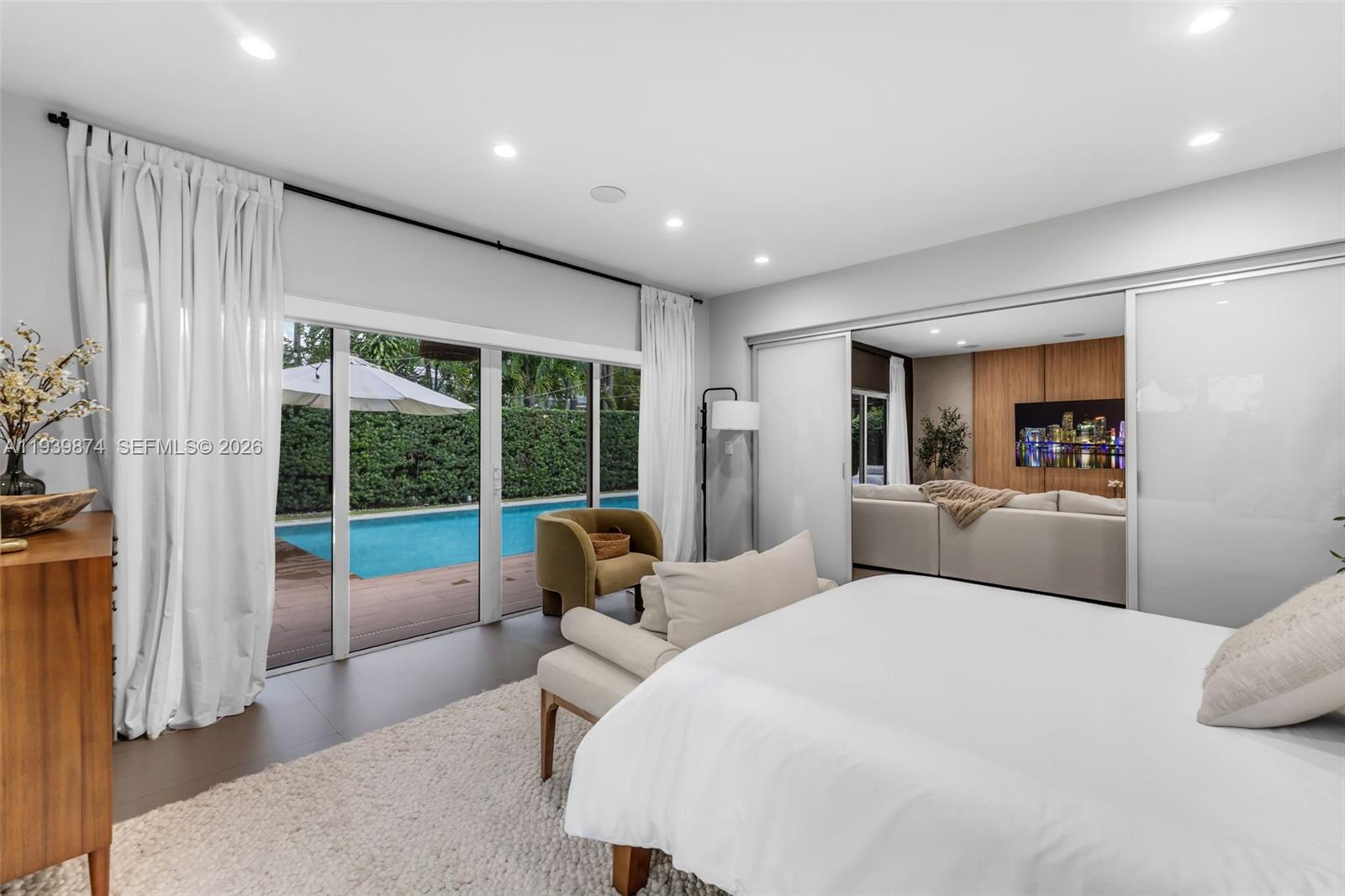 54 Bay Ht Dr Miami, FL 33133