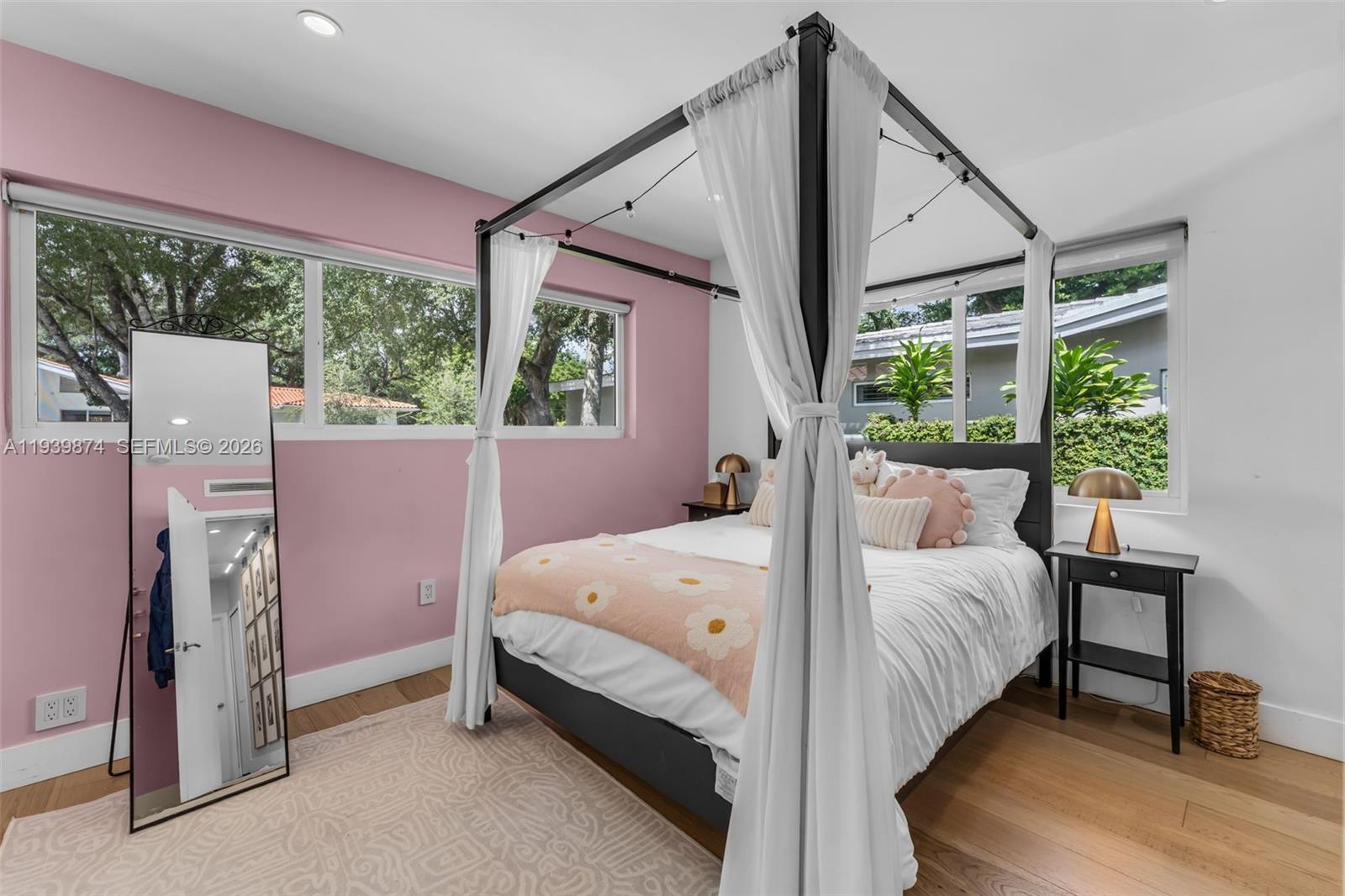 54 Bay Ht Dr Miami, FL 33133