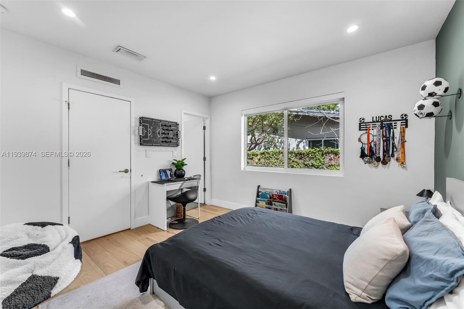 54 Bay Ht Dr Miami, FL 33133