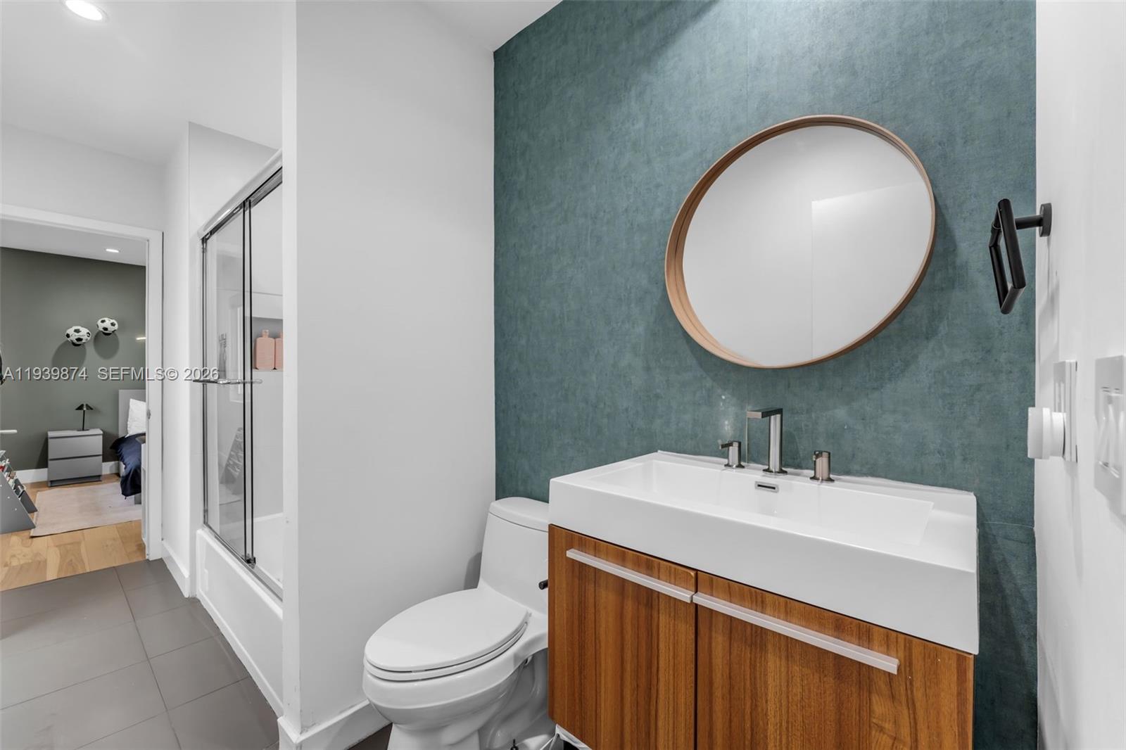 54 Bay Ht Dr Miami, FL 33133