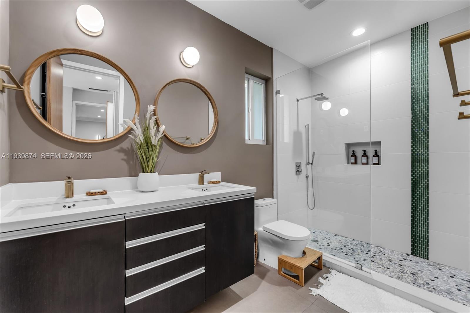 54 Bay Ht Dr Miami, FL 33133