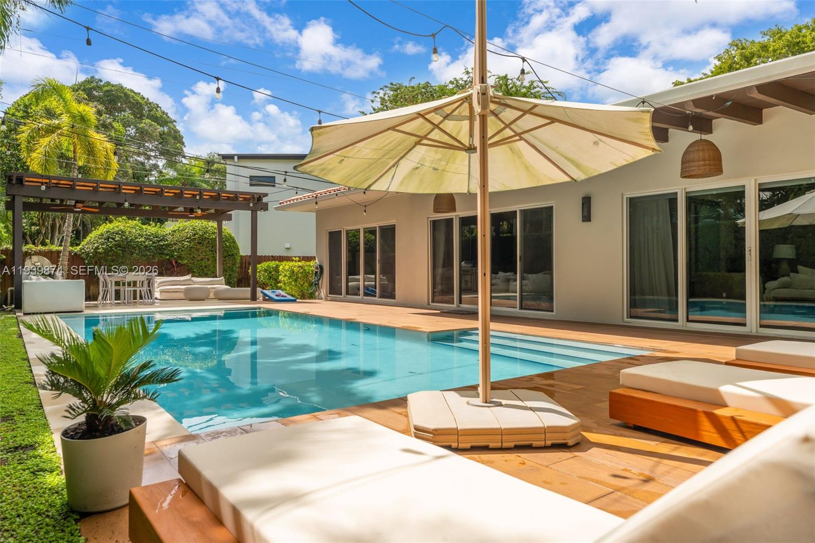 54 Bay Ht Dr Miami, FL 33133