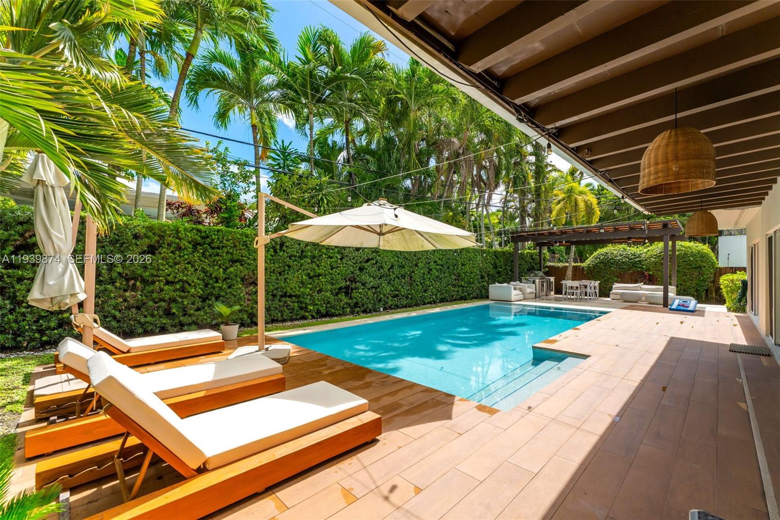 54 Bay Ht Dr Miami, FL 33133