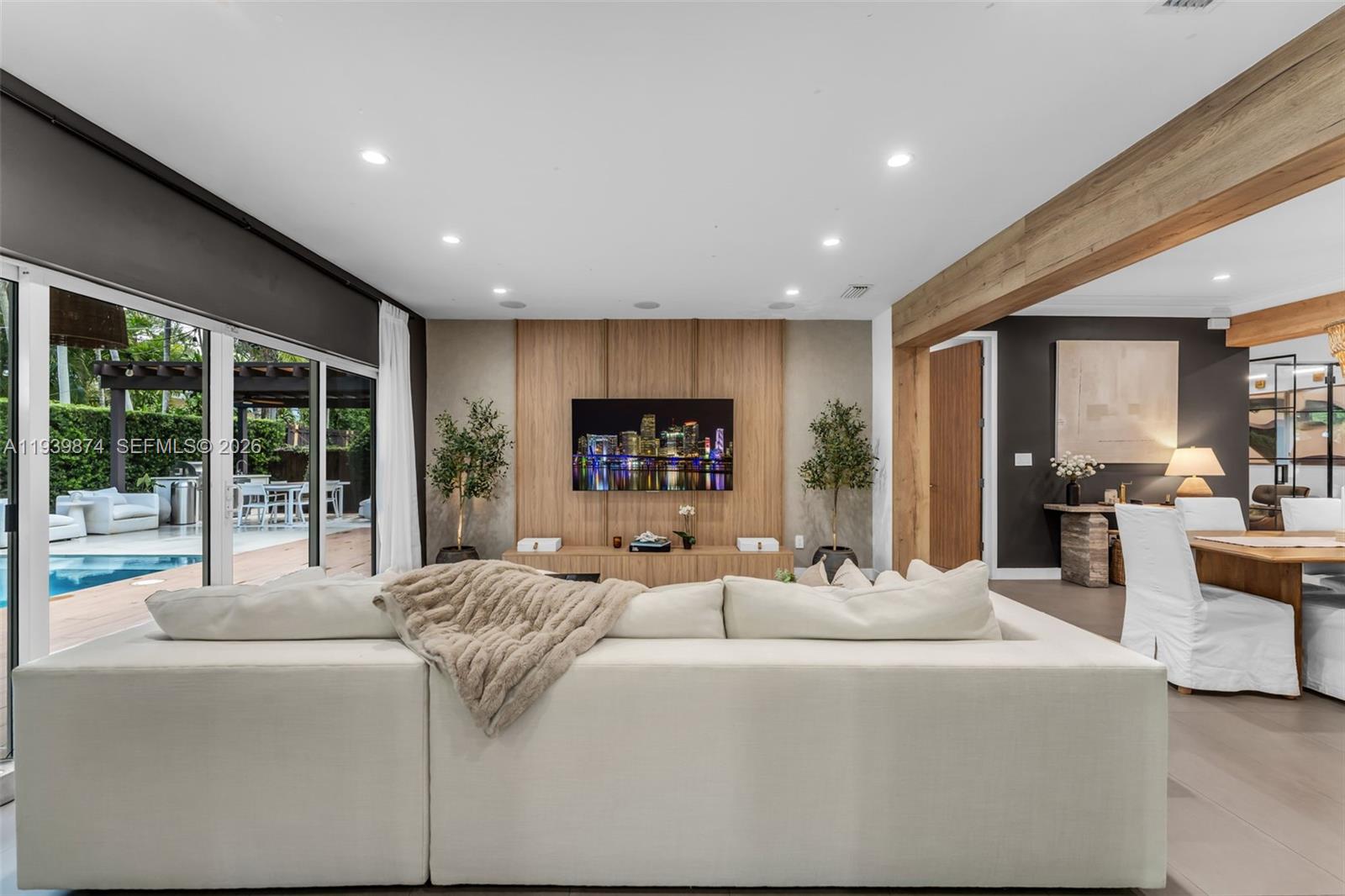 54 Bay Ht Dr Miami, FL 33133