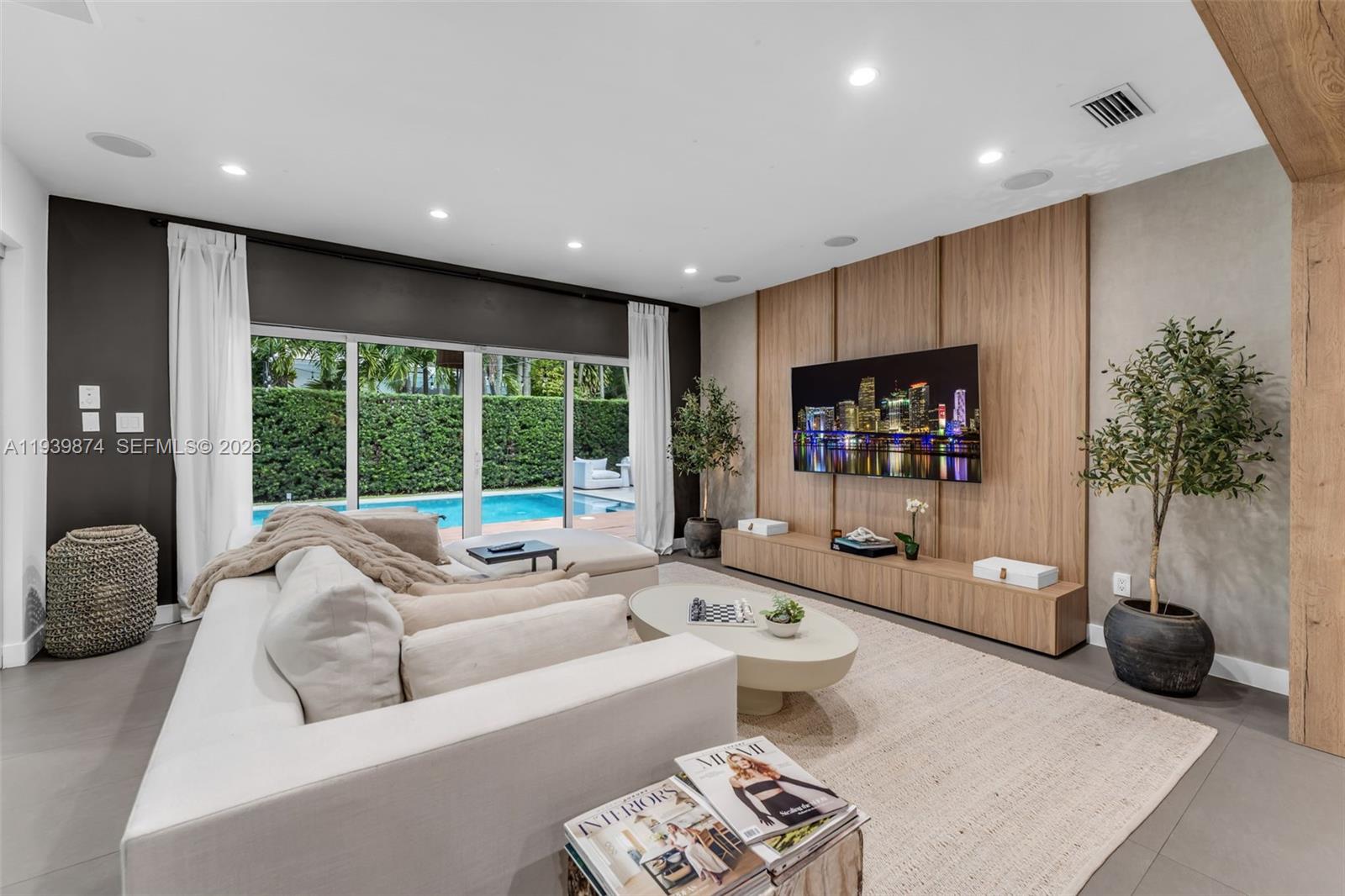 54 Bay Ht Dr Miami, FL 33133