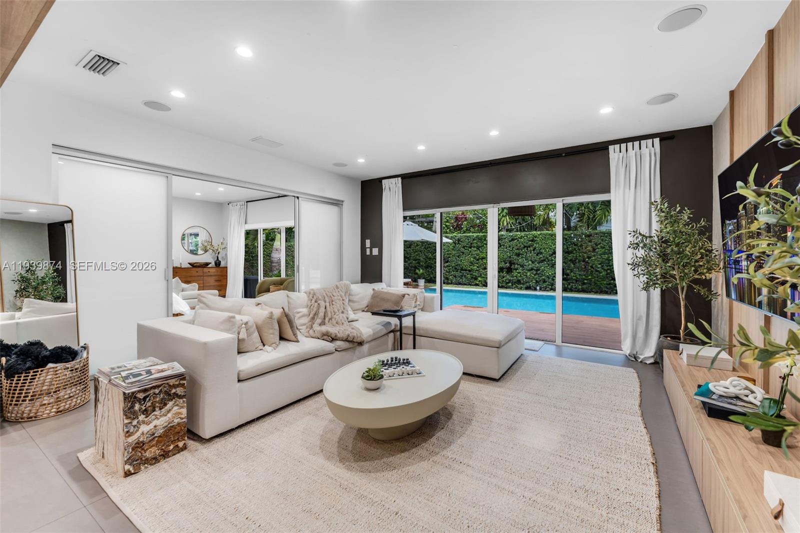 54 Bay Ht Dr Miami, FL 33133