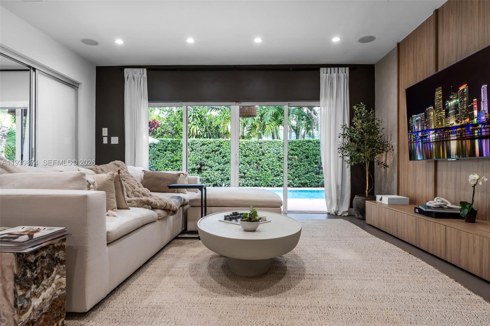 54 Bay Ht Dr Miami, FL 33133