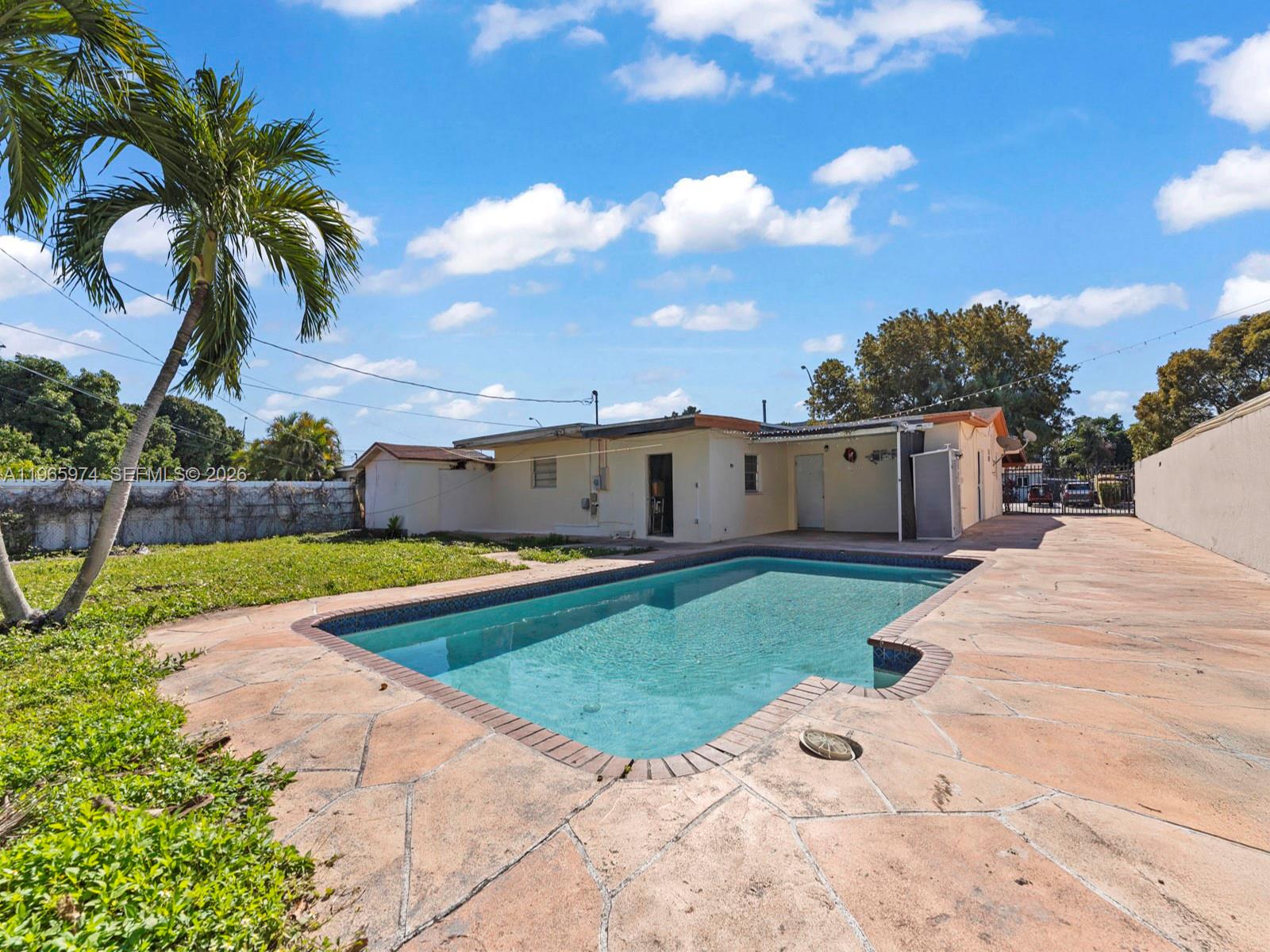 655 W 70th Pl Hialeah, FL 33014