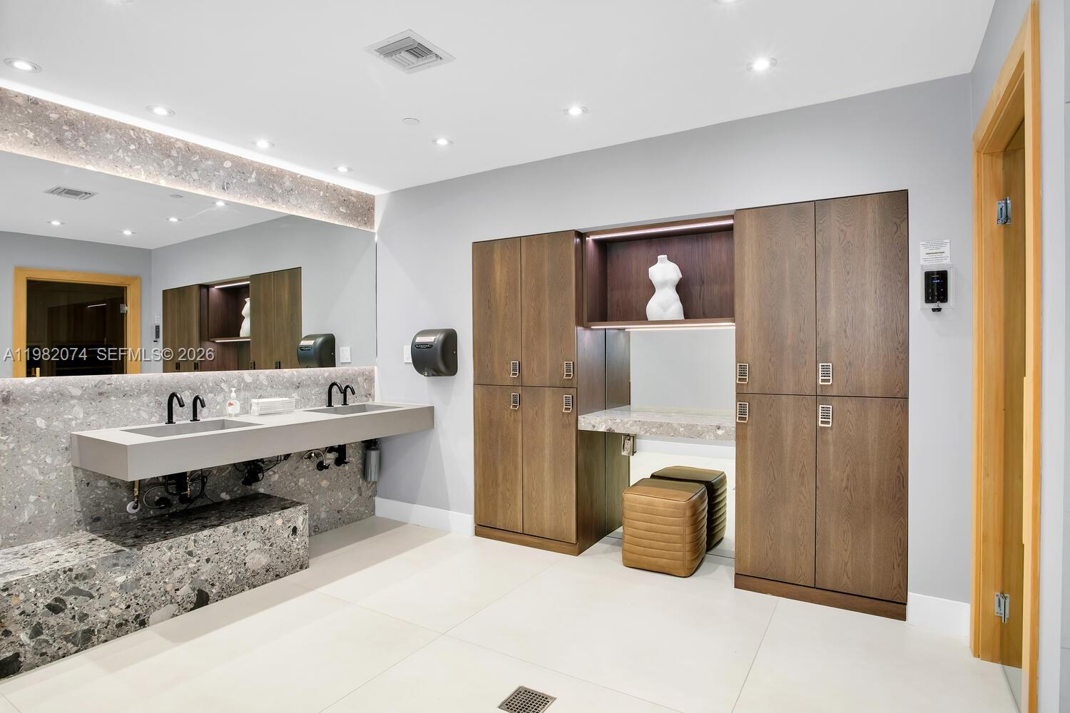 2645 S Bayshore Dr #1802 Miami, FL 33133