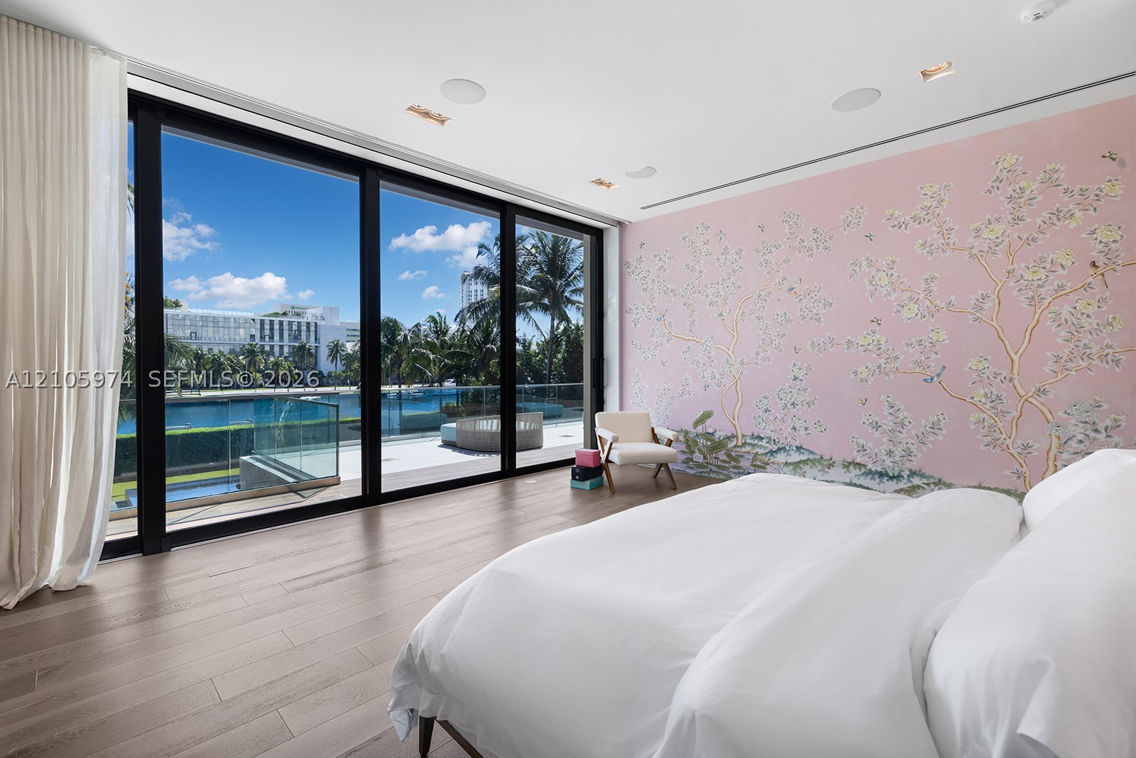 4395 Pine Tree Dr Miami Beach, FL 33140