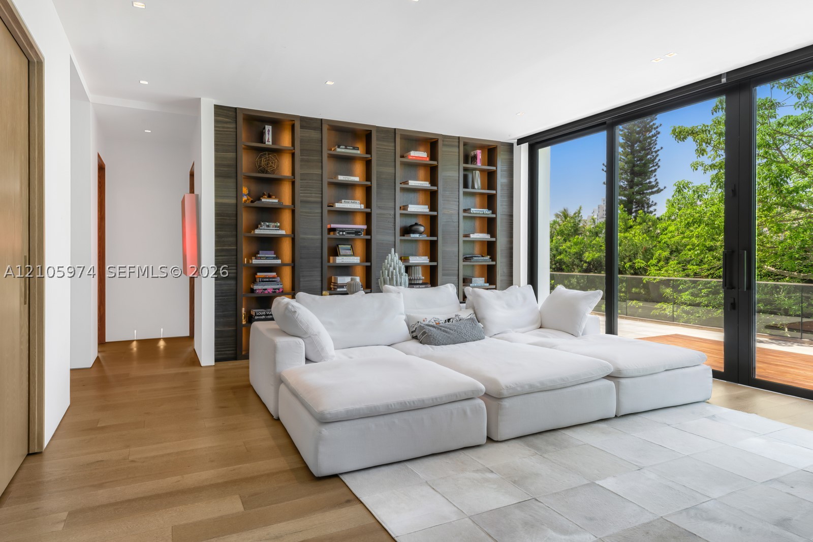 4395 Pine Tree Dr Miami Beach, FL 33140