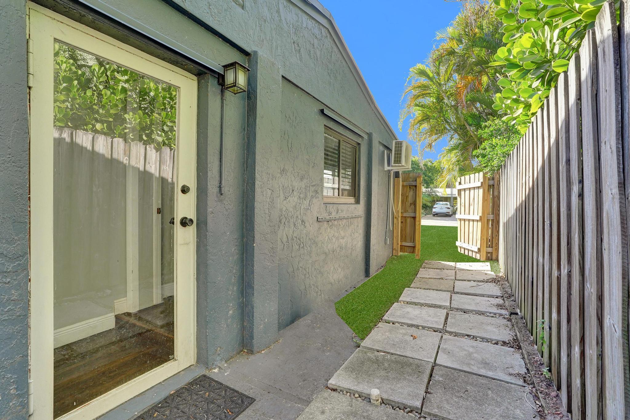 1728 NE 17th Fort Lauderdale, FL 33305