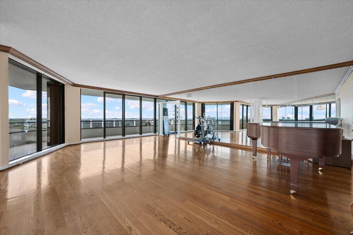 100 Lakeshore Dr #558