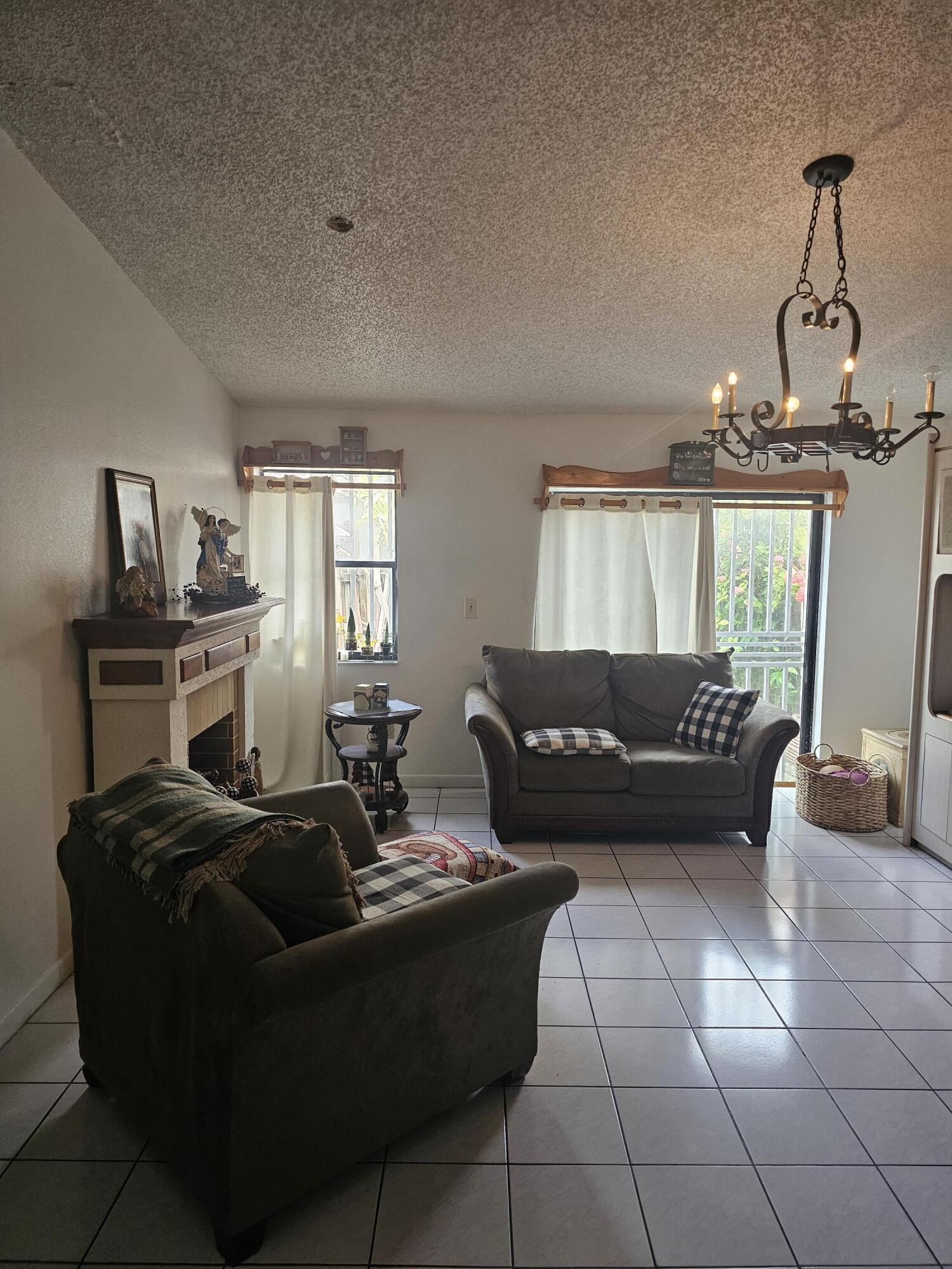 9919 NW 122nd St Hialeah Gardens, FL 33018