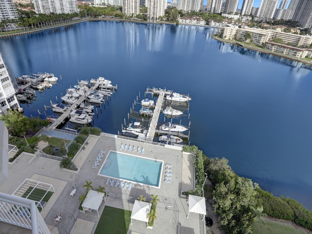 image Del Prado Condo47